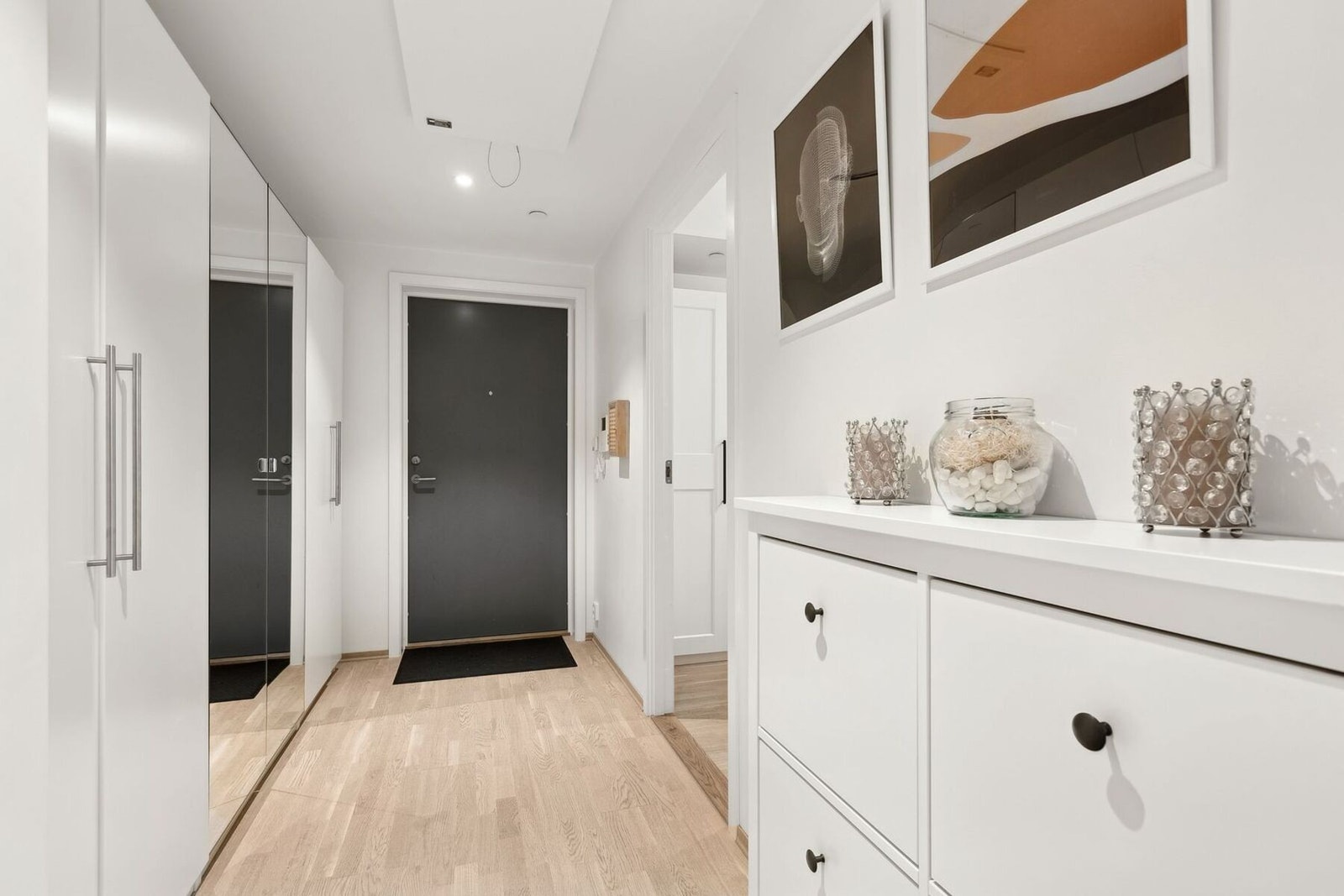 Entréen har en sømløs kobling til alle rommene i boligen. Galleribilde