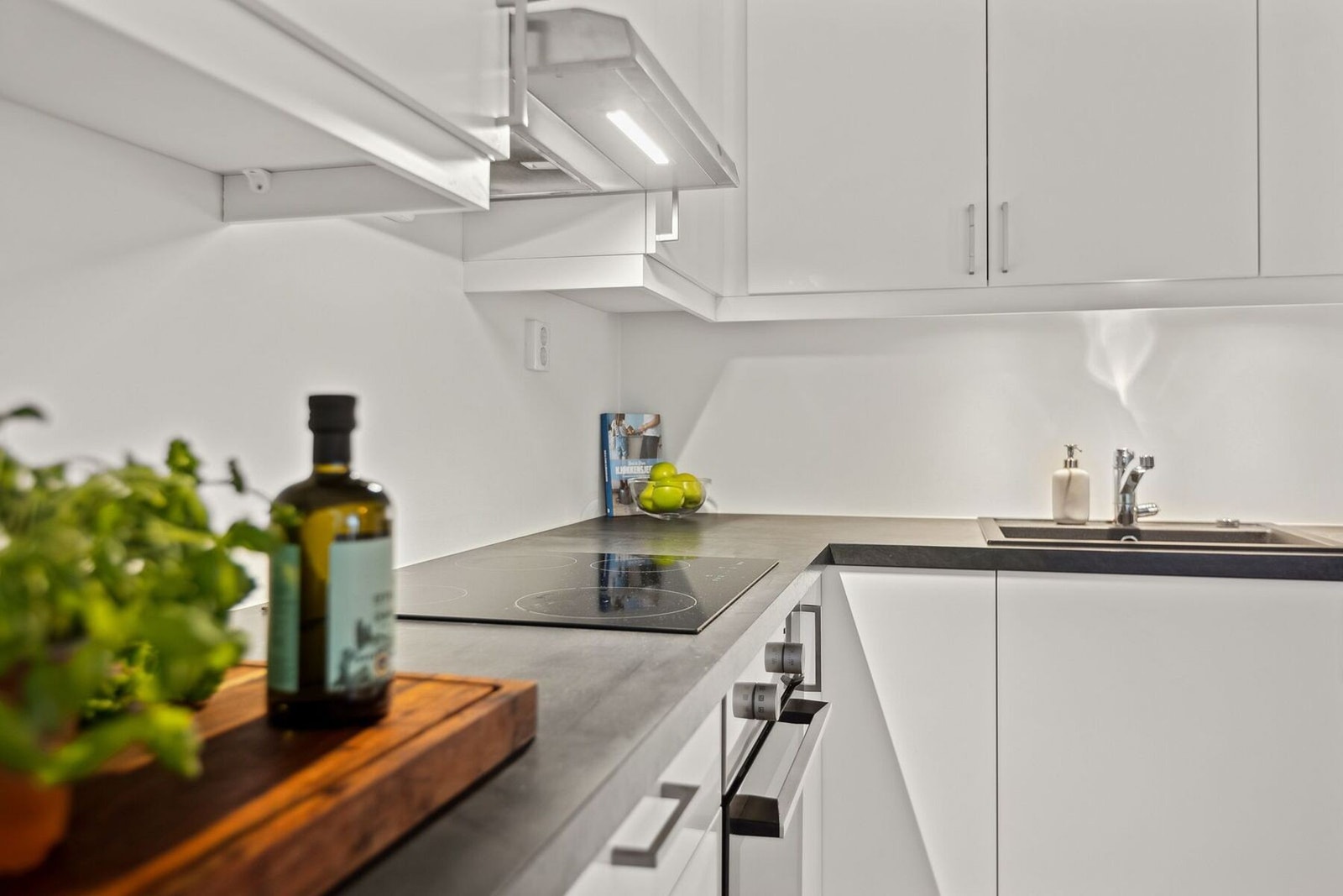 De mange overskapene gir deg praktiske oppbevaringsmuligheter og bidrar til en ryddig helhet. Galleribilde