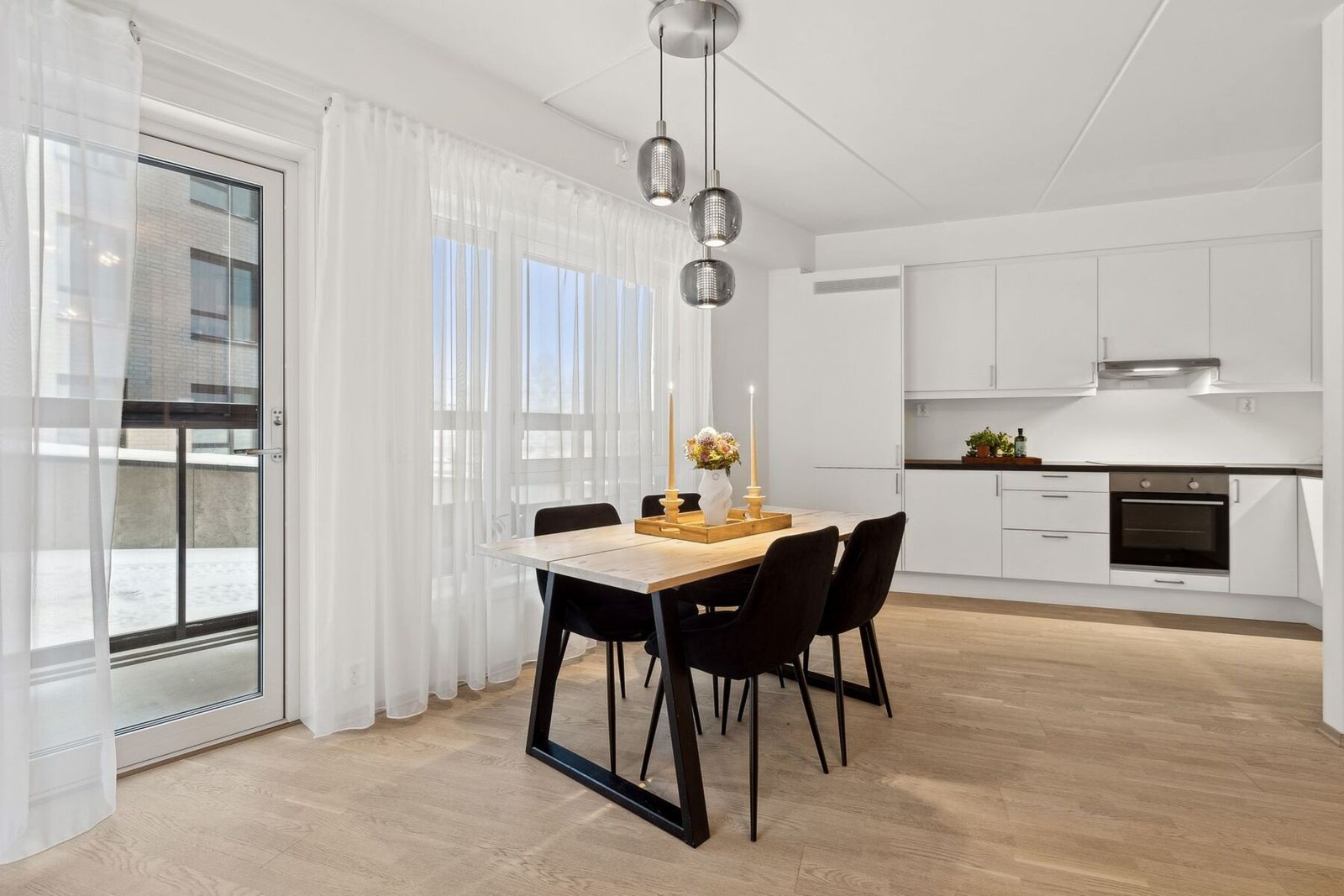 Her får du en romslig stue med naturlig plass til spisebord, samt utgang til innglasset terrasse. Galleribilde