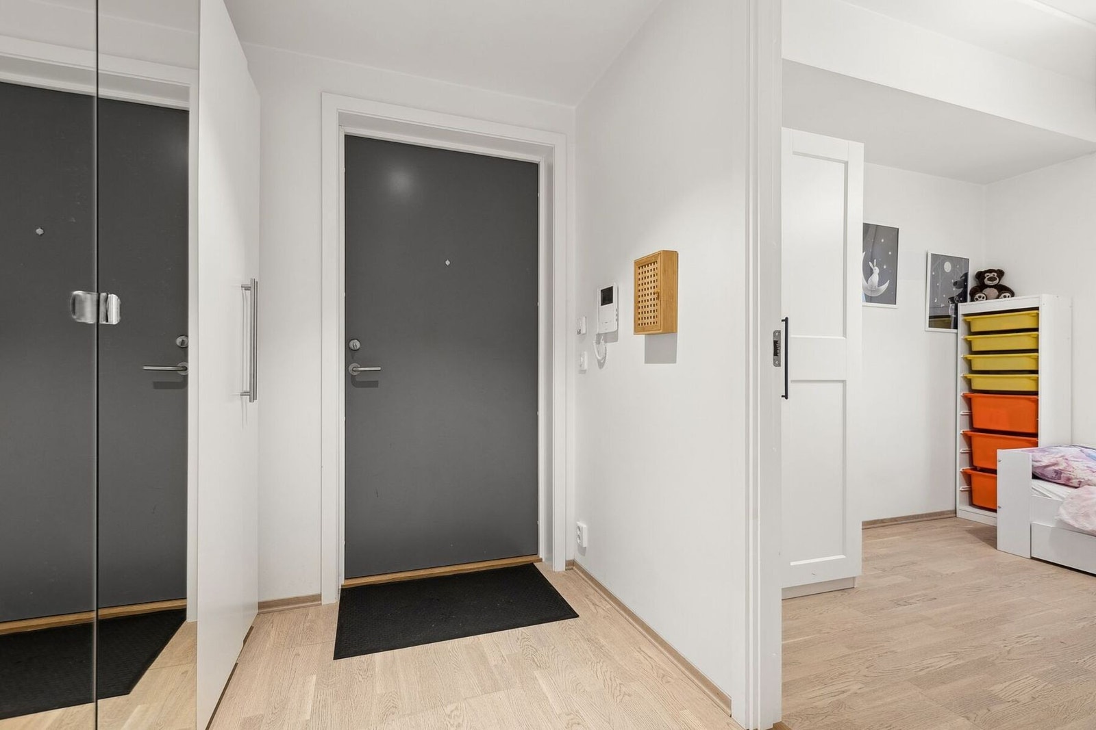 Boligen har en flott entré med god oppbevaringsplass for sko og yttertøy. Galleribilde