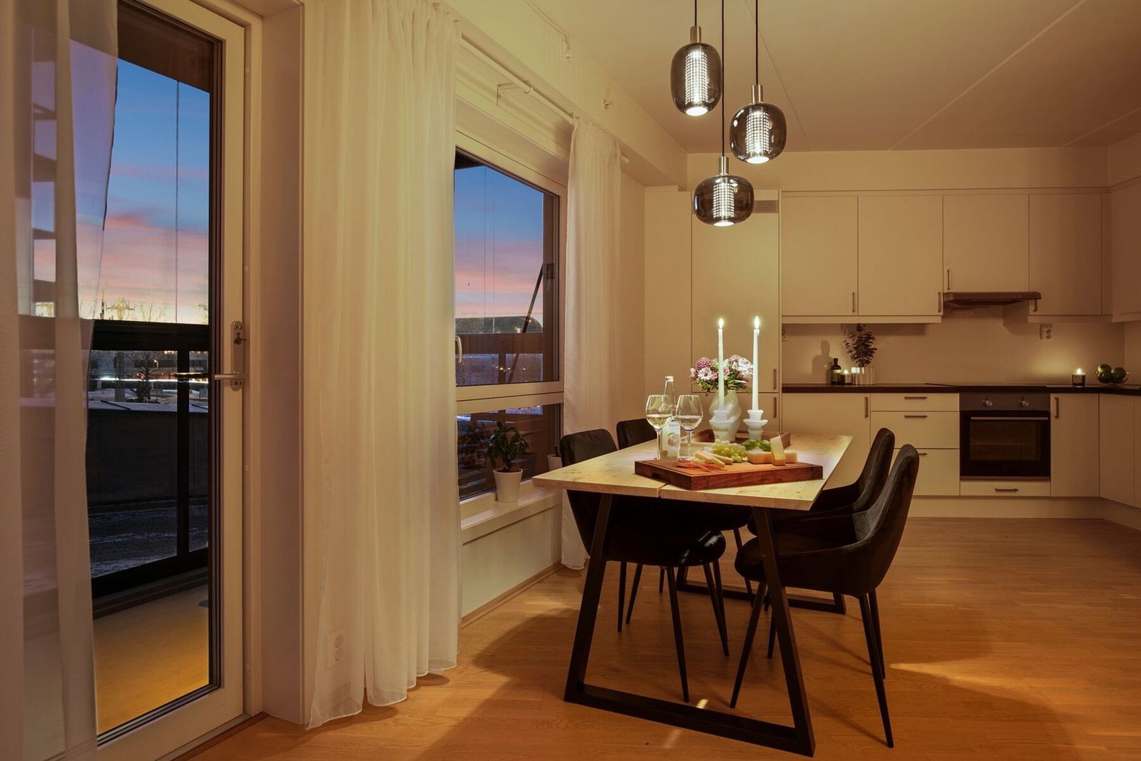 Innbydende spiseplass i tilknytning til kjøkkenet, med store vindusflater. Galleribilde