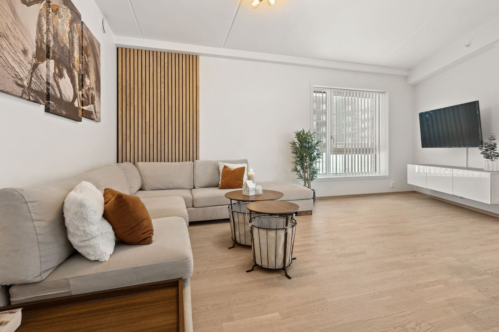 Stuen har god plass til sofagruppe og TV-løsning, og store vindusflater gir naturlig lysinnslipp. Galleribilde