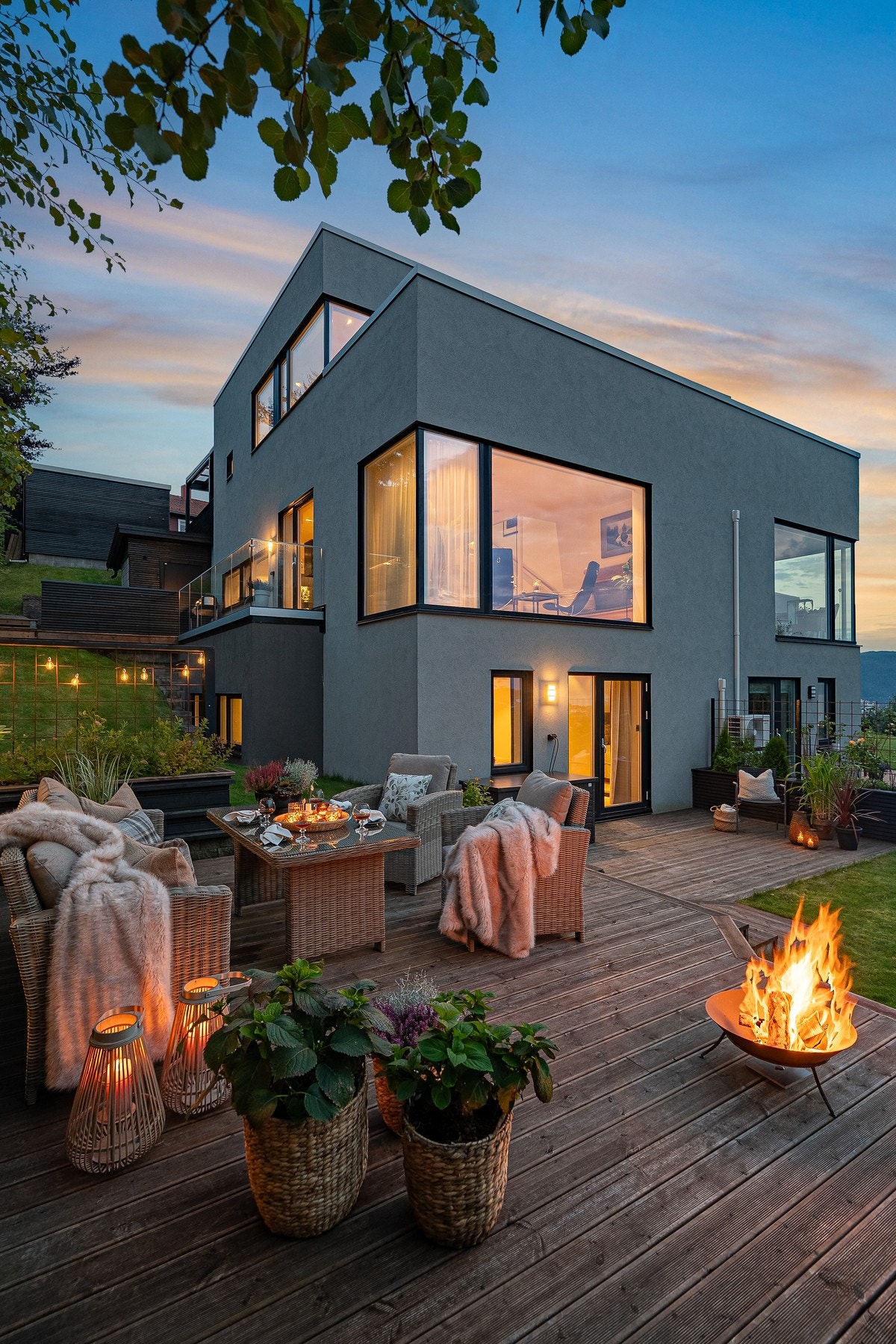 Boligens unike uteplass oppleves som en skjermet og privat oase som nytes til det fulle i sommerhalvåret. Galleribilde