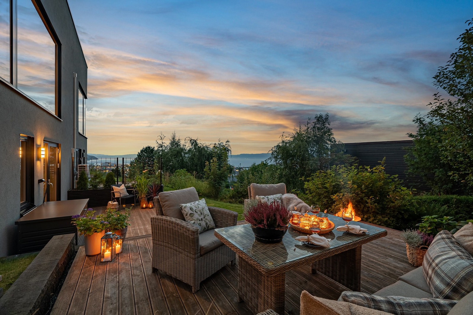 Stor og påkostet uteplass som går over flere nivåer hvor man har plass til flere sittegrupper, grill, pergola og jacuzzi om ønskelig. Galleribilde