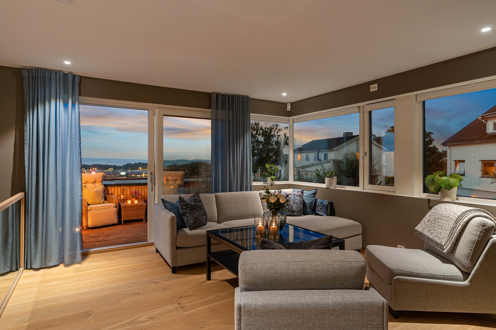 Boligen er over tre plan med innholdsrike etasjer som er lett å innrede. Galleribilde