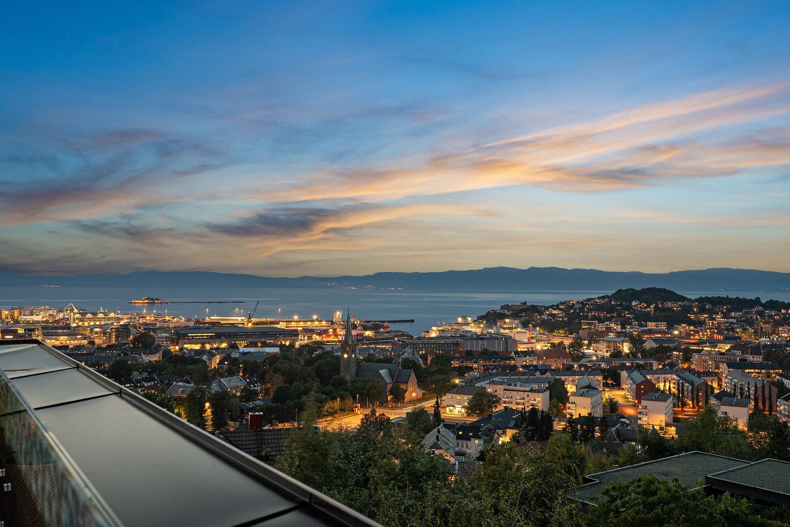 Boligens 3 etasjer har alle utgang til uteplass med storslagen fjordutsikt. Galleribilde