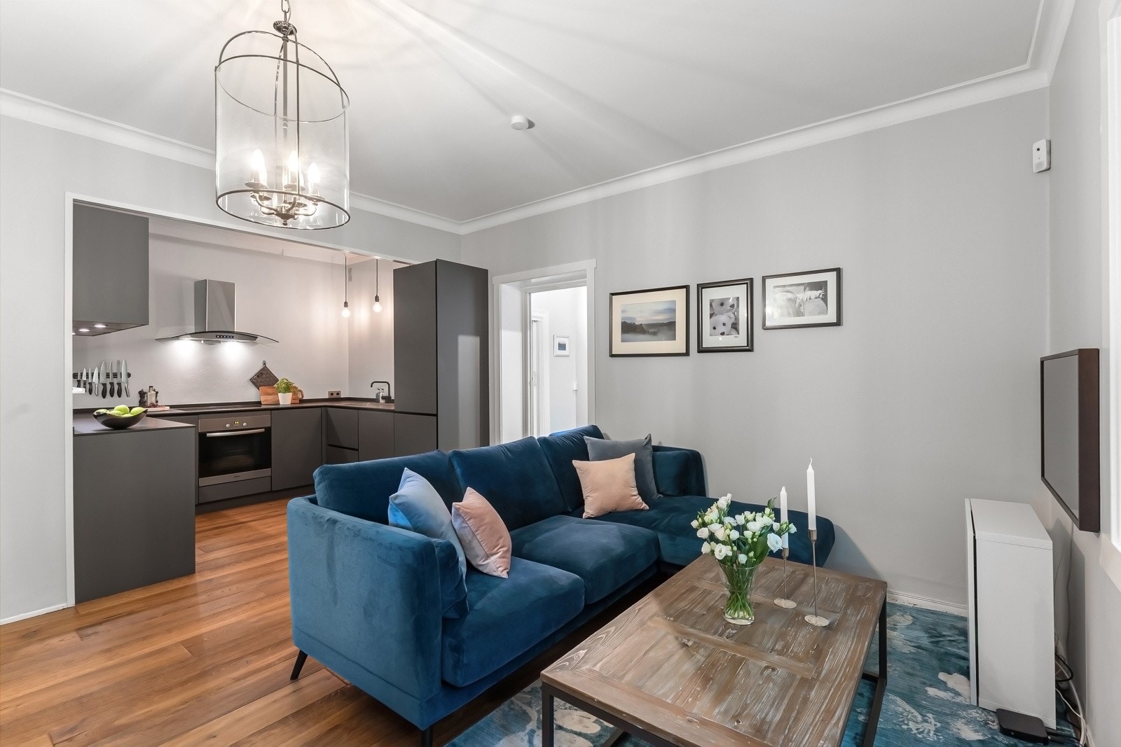 Kjøkkenet, som ligger i en åpen løsning er fra kvalitetsleverandøren Kvik og ble montert i 2018 Galleribilde