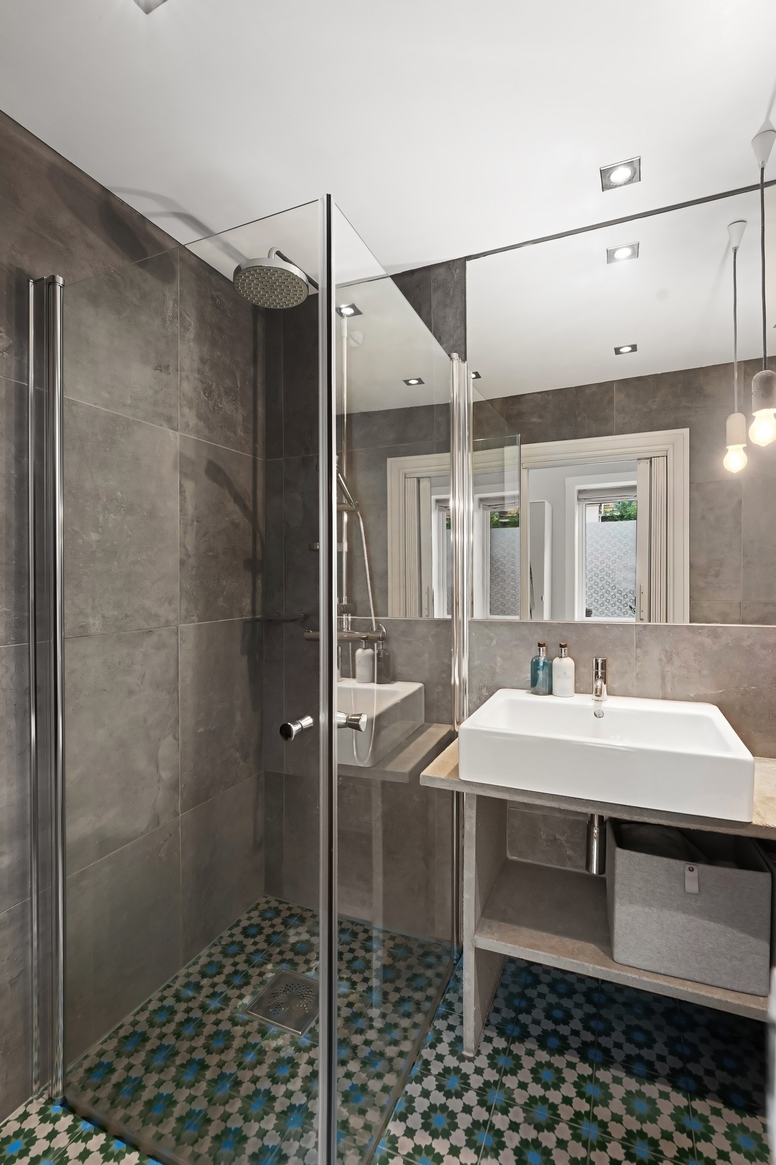 Innredningen består av dusjnisje med dusjskillevegg i herdet glass, både regn- og hånddusj, vegghengt toalett og et støpt baderomsmøbel med servant fra Duravit. Galleribilde