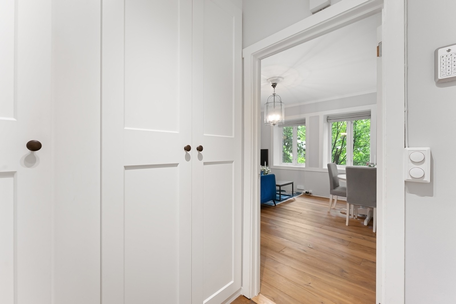 Rikelig med oppbevaringsplass i en stor garderobe. Galleribilde