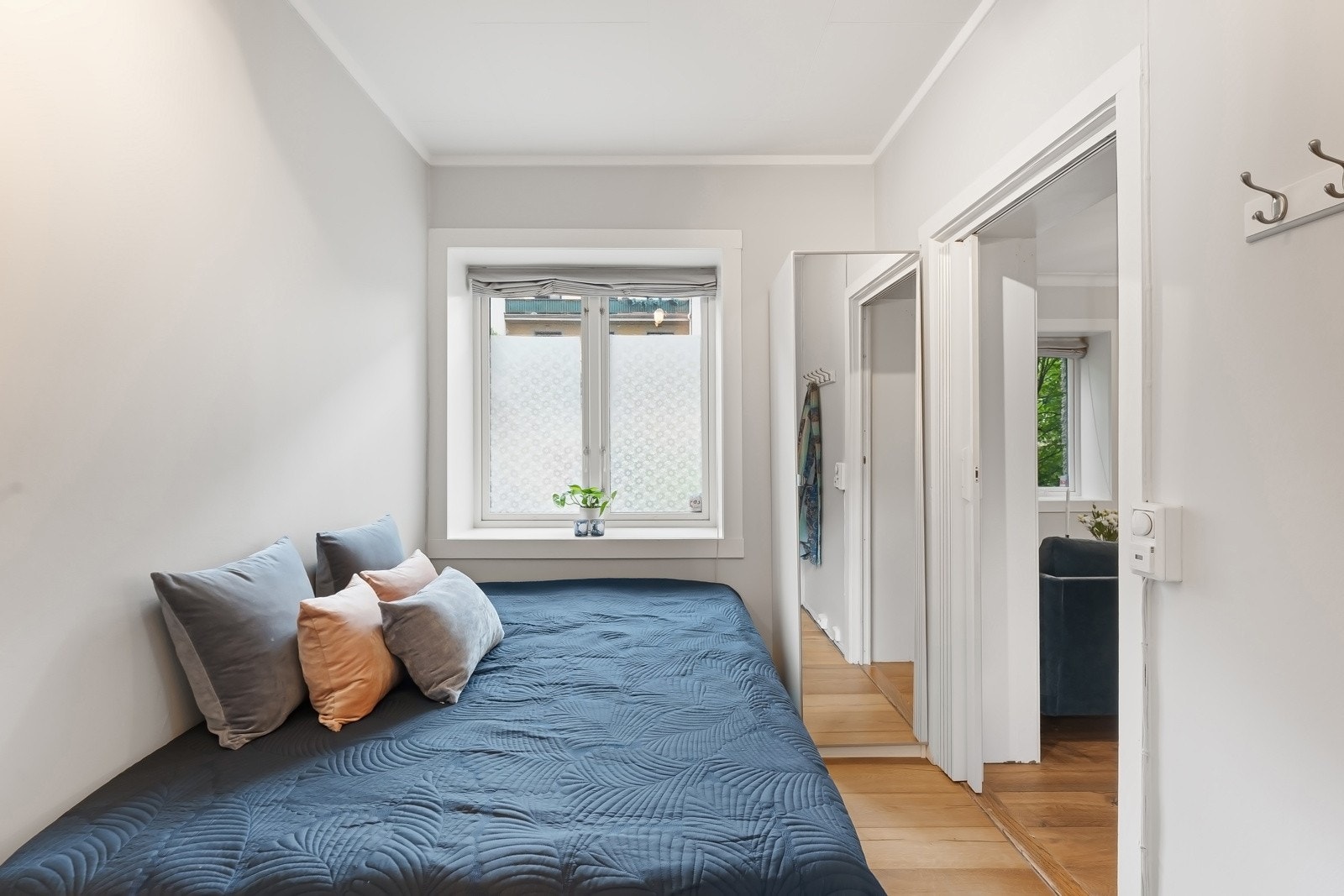 Soverommet har plass til både dobbeltseng og garderobe. Galleribilde