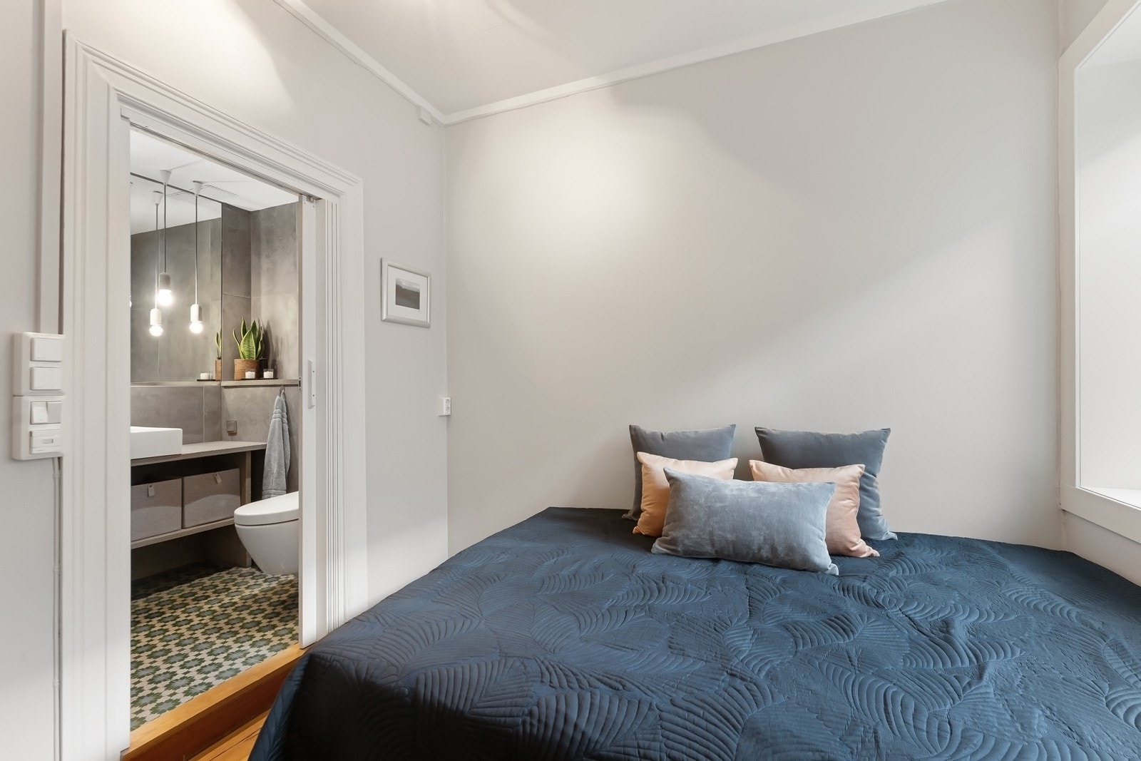 Det er direkte adkomst til baderommet fra rommet. Galleribilde