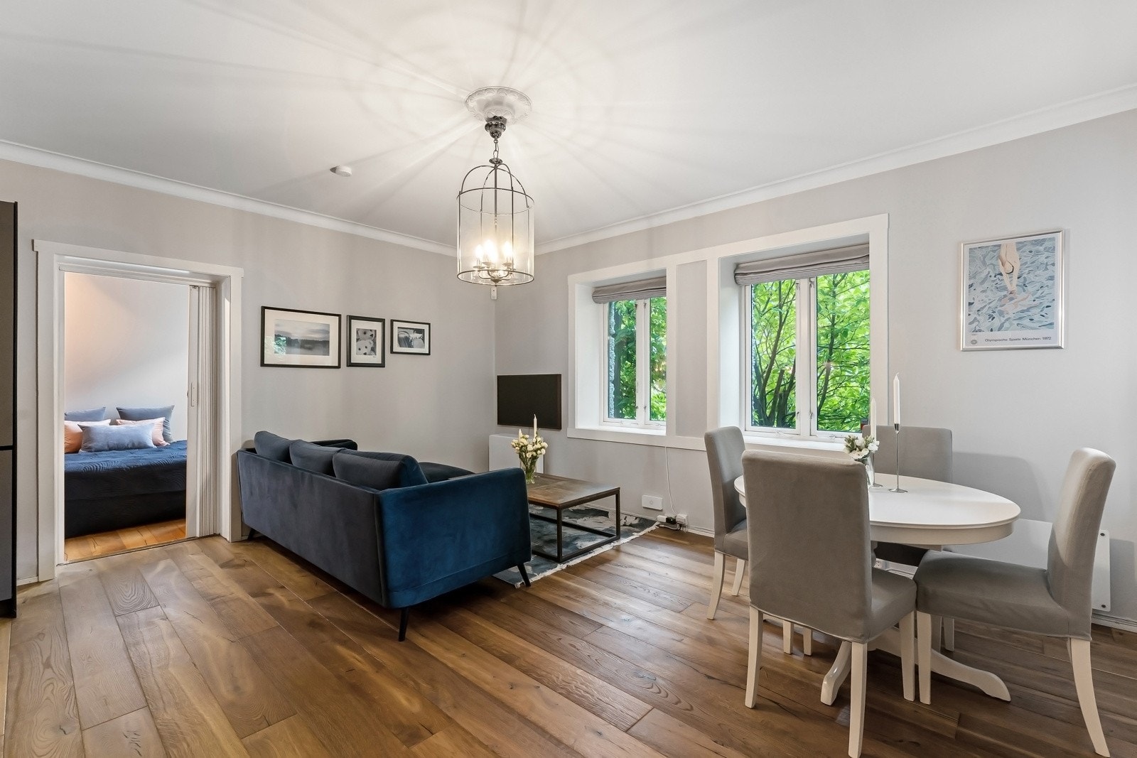 Boligen har en lys og innbydende stue med store vindusflater og god plass til både sofagruppe og spisebord. Galleribilde