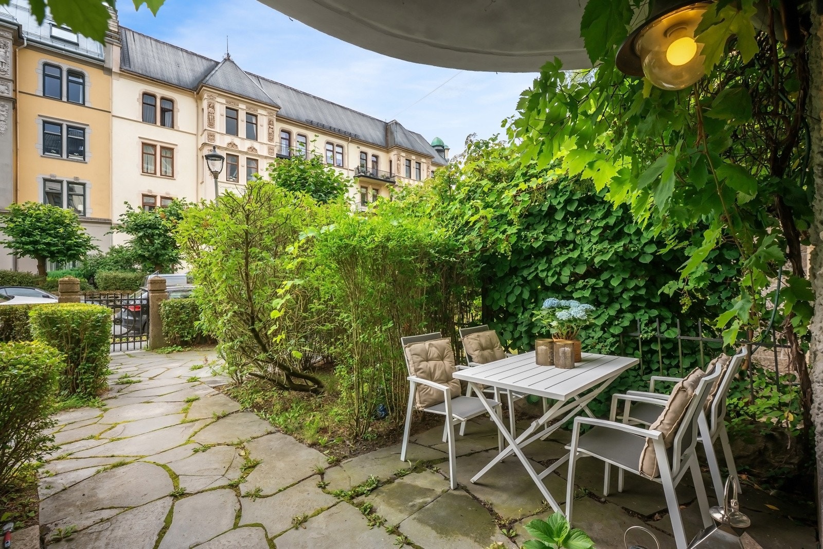 Utenfor leiligheten finner man en flott grønn oase. Galleribilde