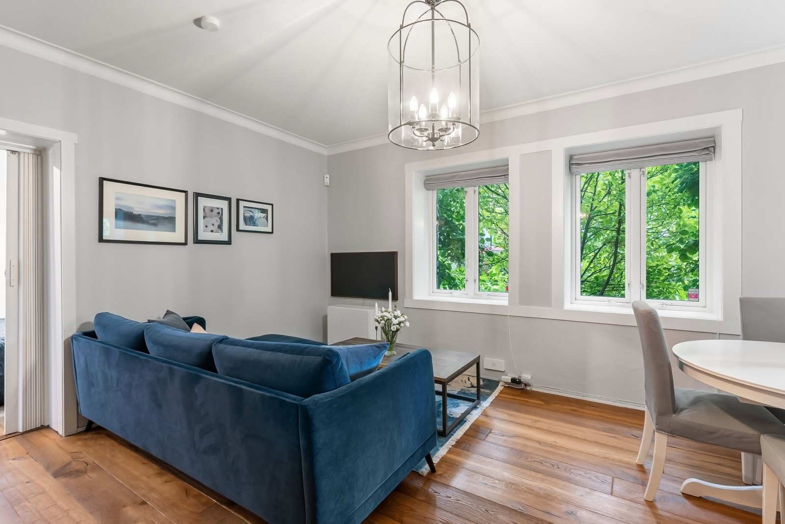 Gulvet har 1-stavs eikeparkett fra 2018, og veggene er holdt i lyse fargetoner. Galleribilde