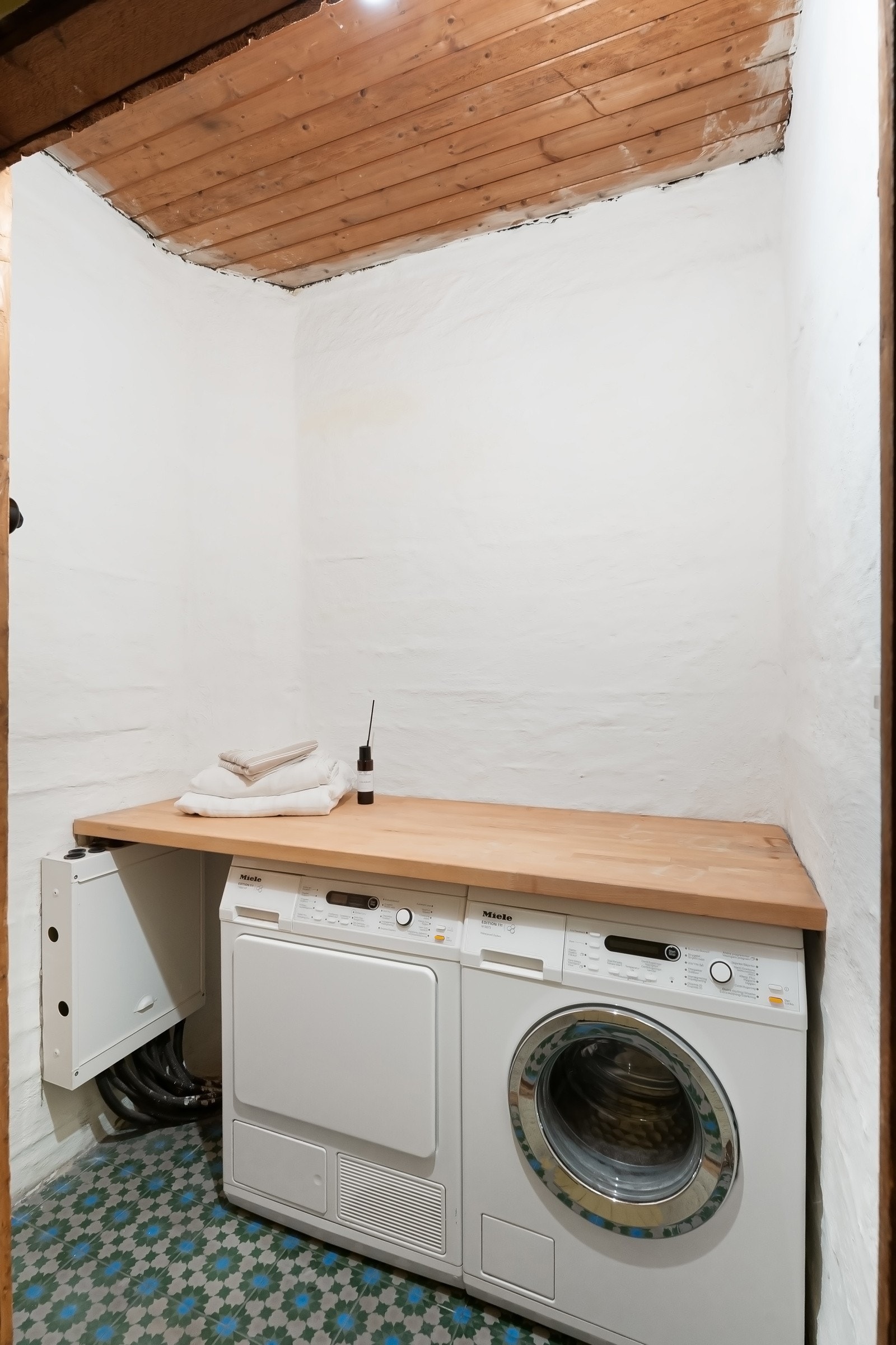 Med leiligehten følger det 2 boder, hvorav den ene har opplegg for vaskemaskin. Galleribilde