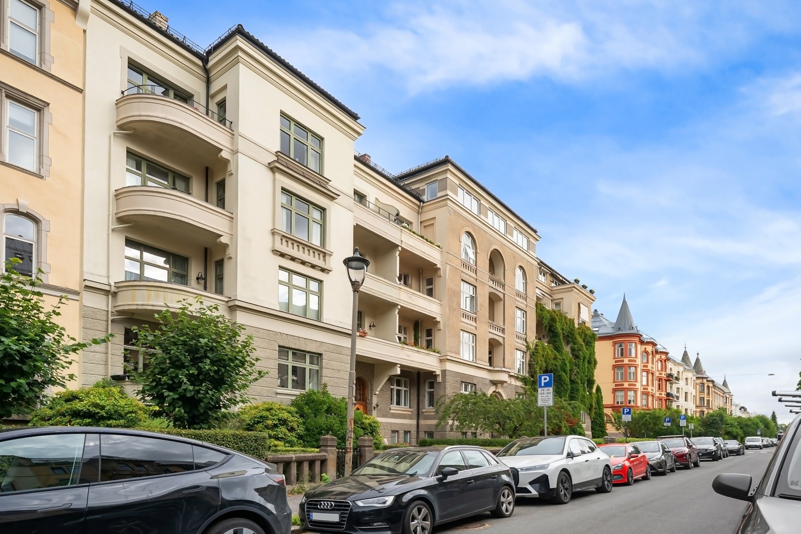 Bygården ligger i en rolig enveiskjørt gate, omkranset av pent opparbeidede forhager på begge sider. Galleribilde