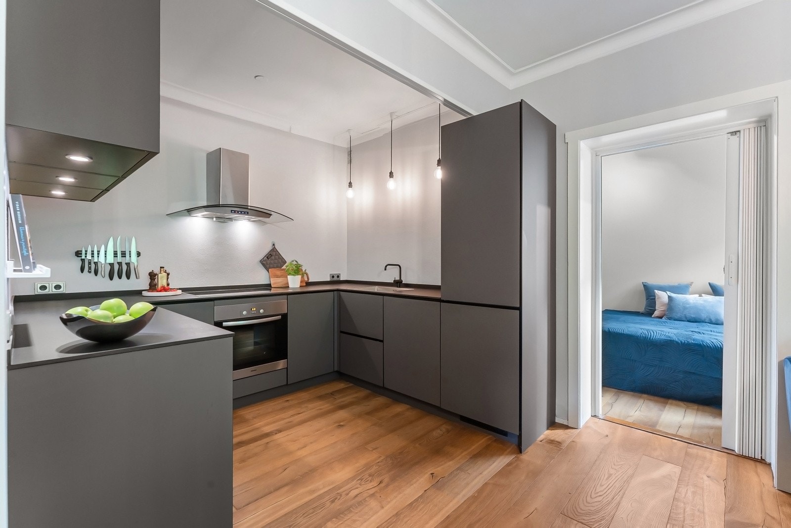 Hvitevarene er integrert og består av induksjonstopp, stekeovn, oppvaskmaskin og kjøl/frys - der kjøl/frys er fra Siemens og øvrige hvitevarer fra Miele. Galleribilde