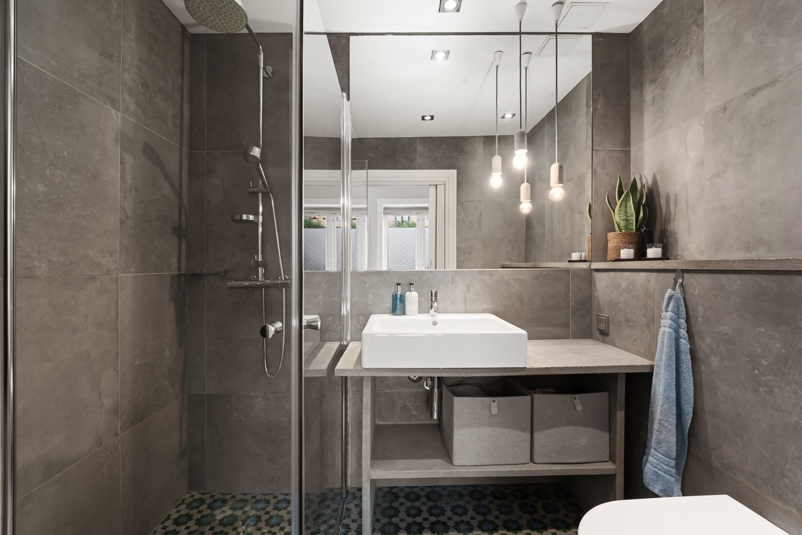 Badet ble pusset opp i 2012 og har flislagte overflater samt varmekabler i gulvet. Galleribilde