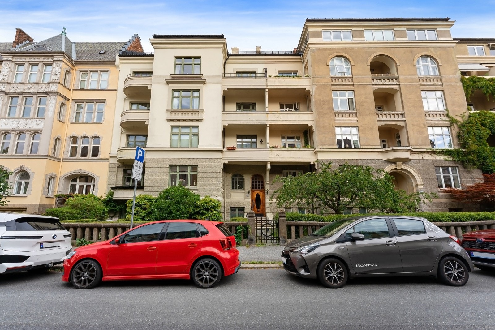 Området er preget av store byvillaer og elegante bygårder fra 1800-tallet, og huser flere ambassader og ambassaderesidenser. Galleribilde