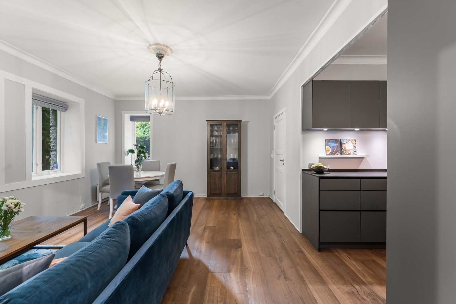 Leiligheten har klassiske detaljer som rosett. Galleribilde