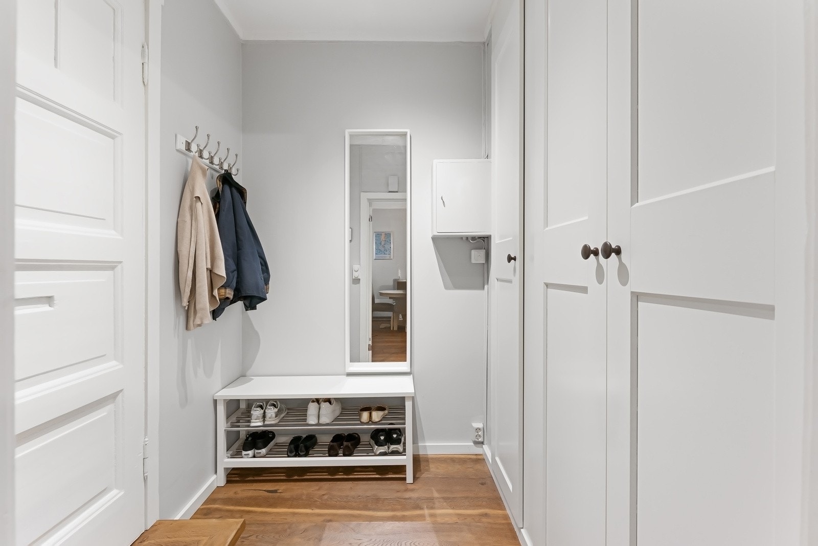 Entréen er romslig, med god plass til å henge fra seg yttertøy og sette fra seg sko. Galleribilde