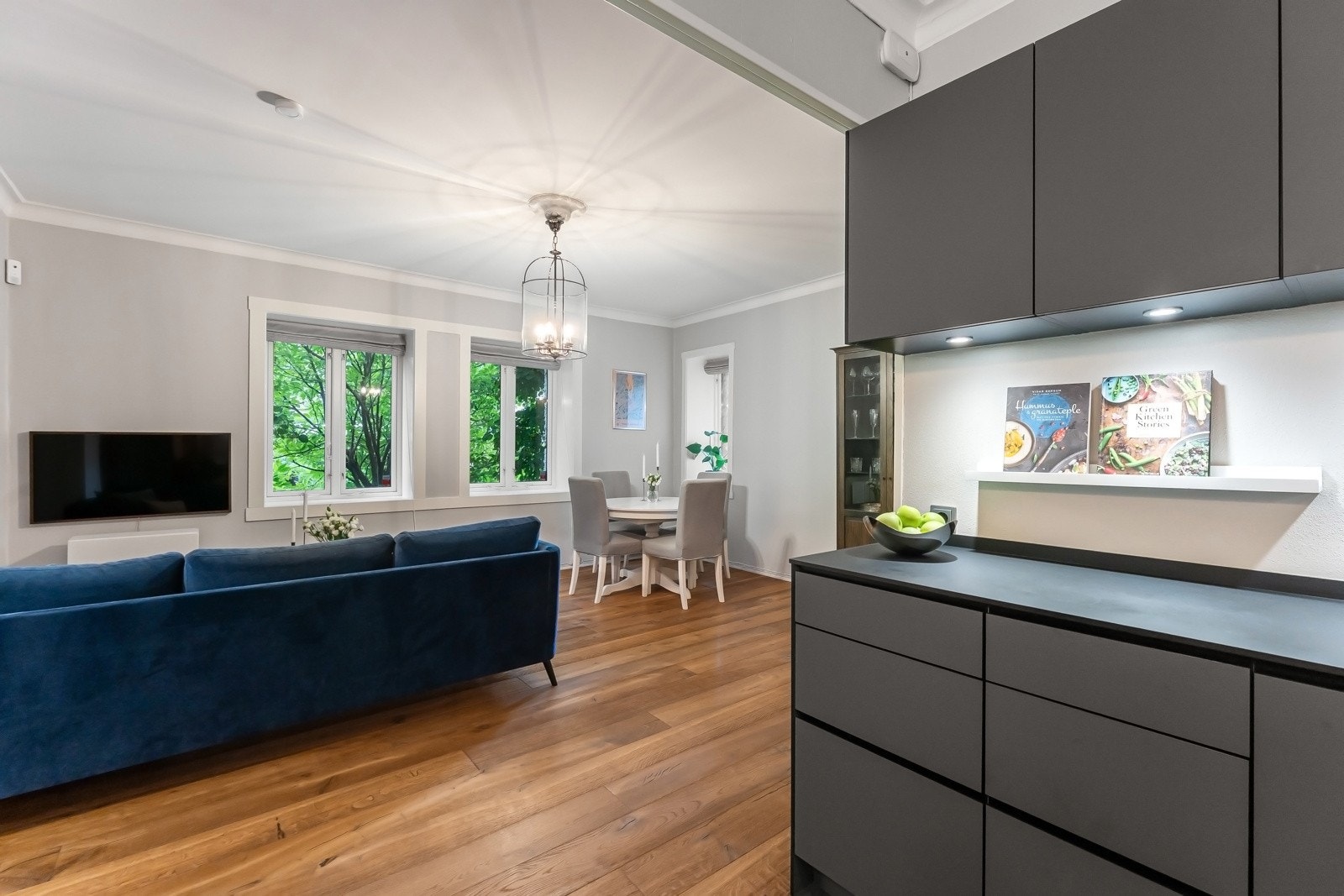 Det er godt med både skap- og benkeplass. Galleribilde