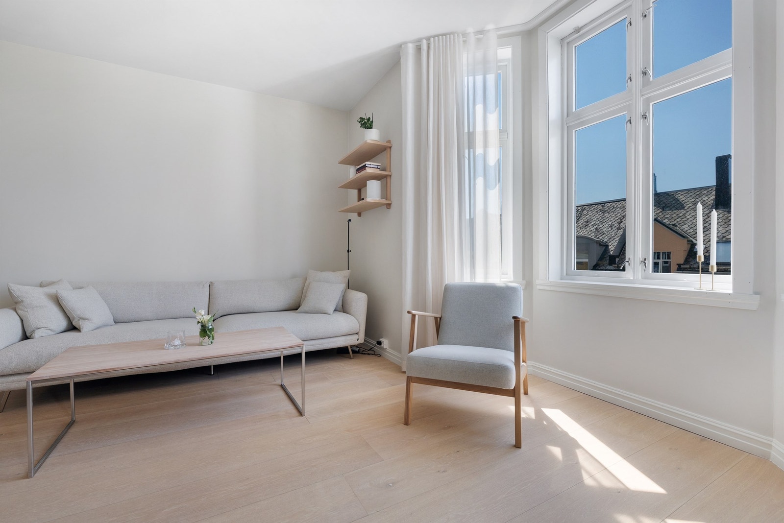 Stuen har en god planløsning og er enkel å møblere Galleribilde