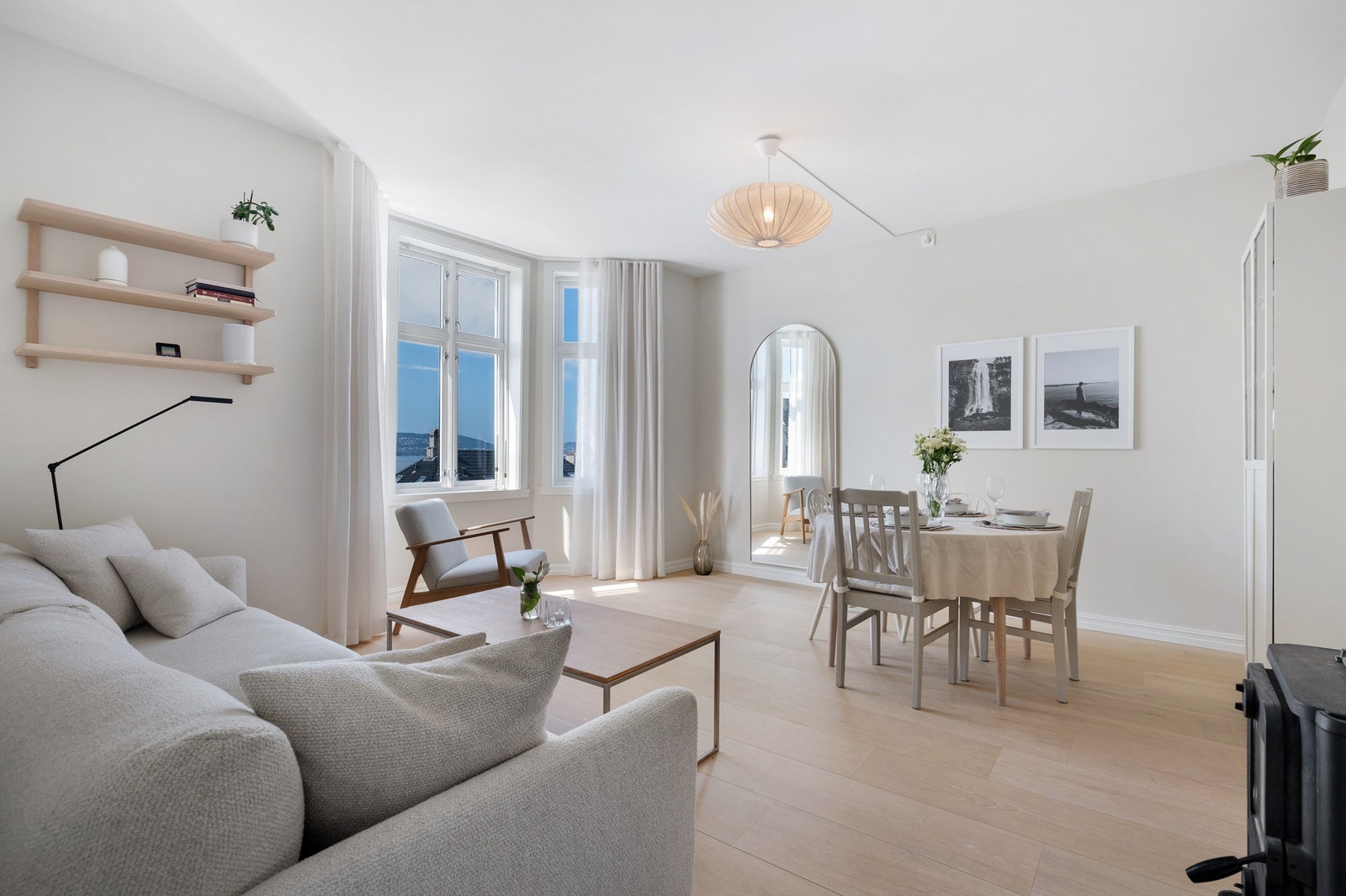 Nydelig og innbydende stue med klassiske detaljer og moderne preg som skaper en god atmosfære Galleribilde