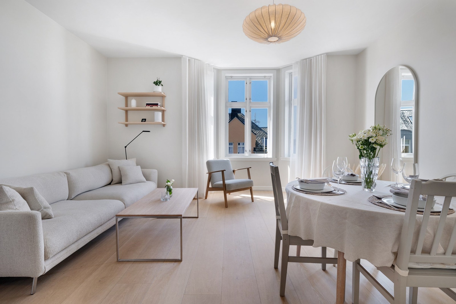 Vakre heltre gulv, god takhøyde og store profilerte lister Galleribilde