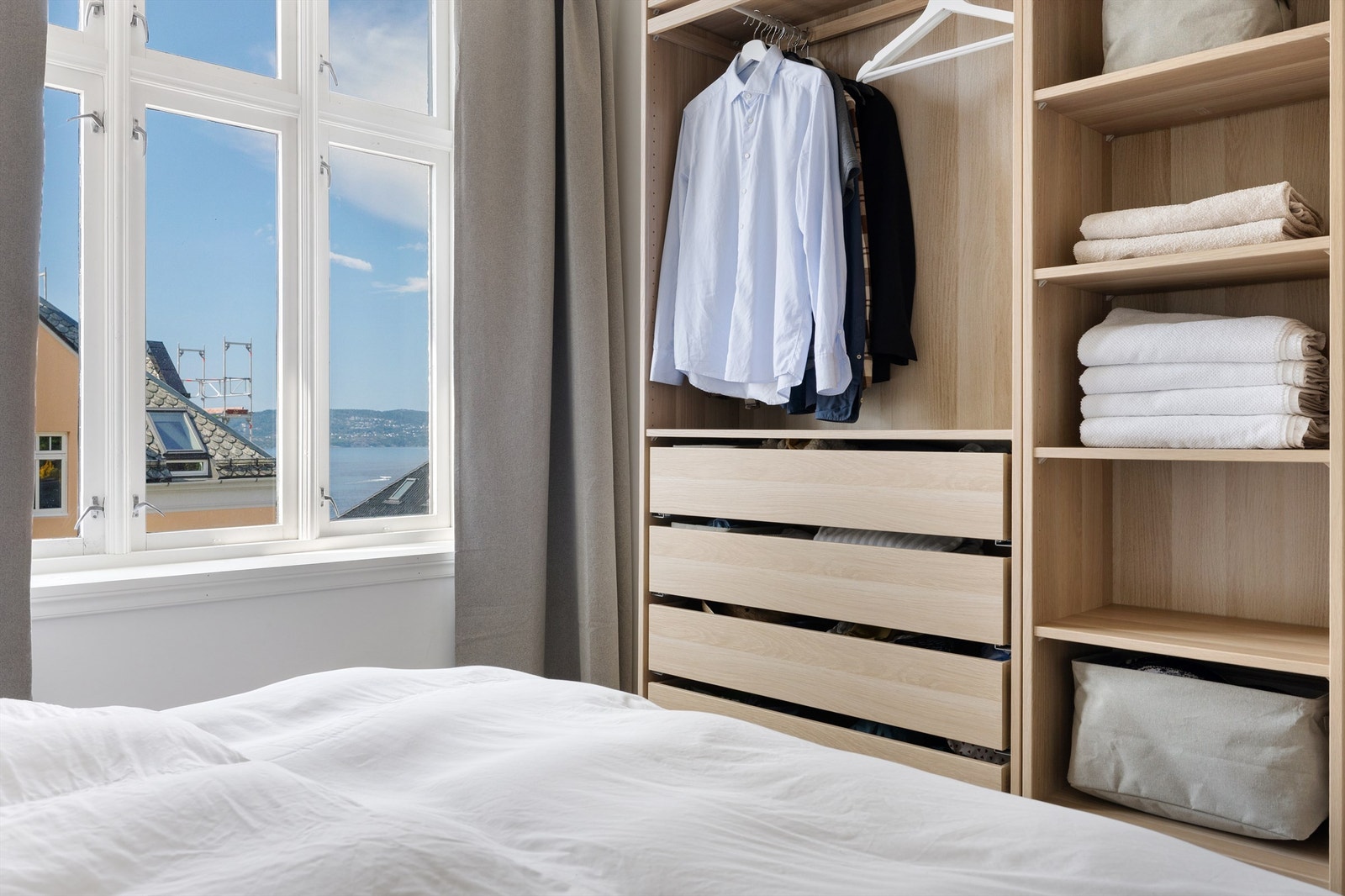 Romslig soverom med god plass til dobbeltseng, nattbord og garderobeskap Galleribilde