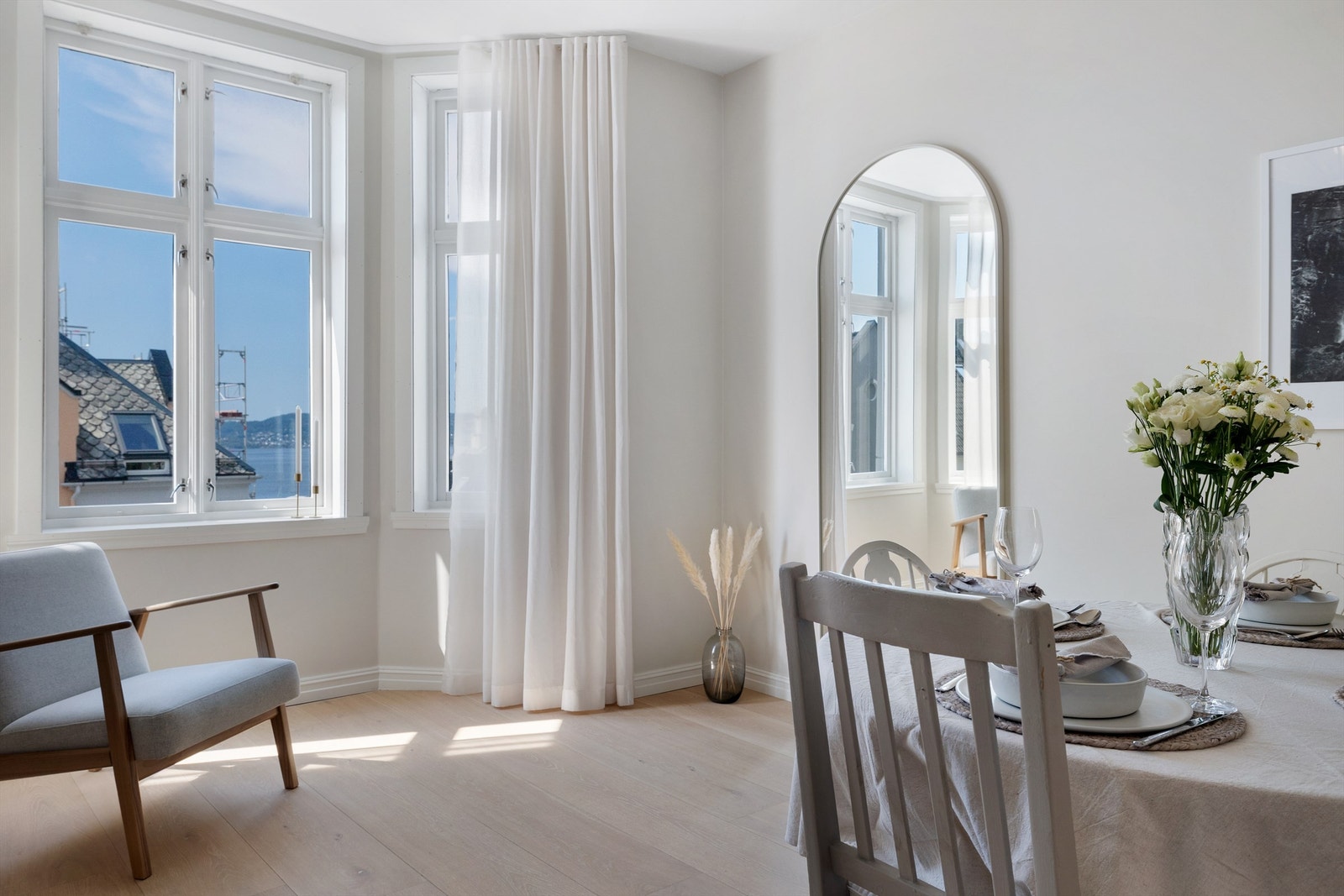 De fine vinduene med sprosser er med på å gi boligen særpreg, og fra karnappen kan du nyte fantastiske solnedganger Galleribilde