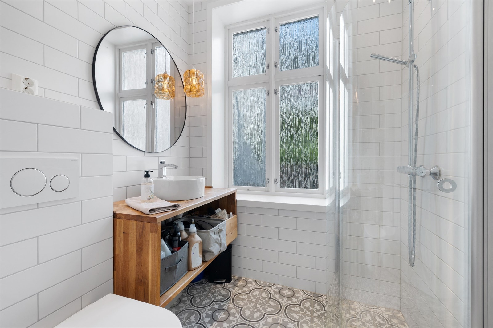 Moderne flislagt bad med varmekabler i gulv Galleribilde