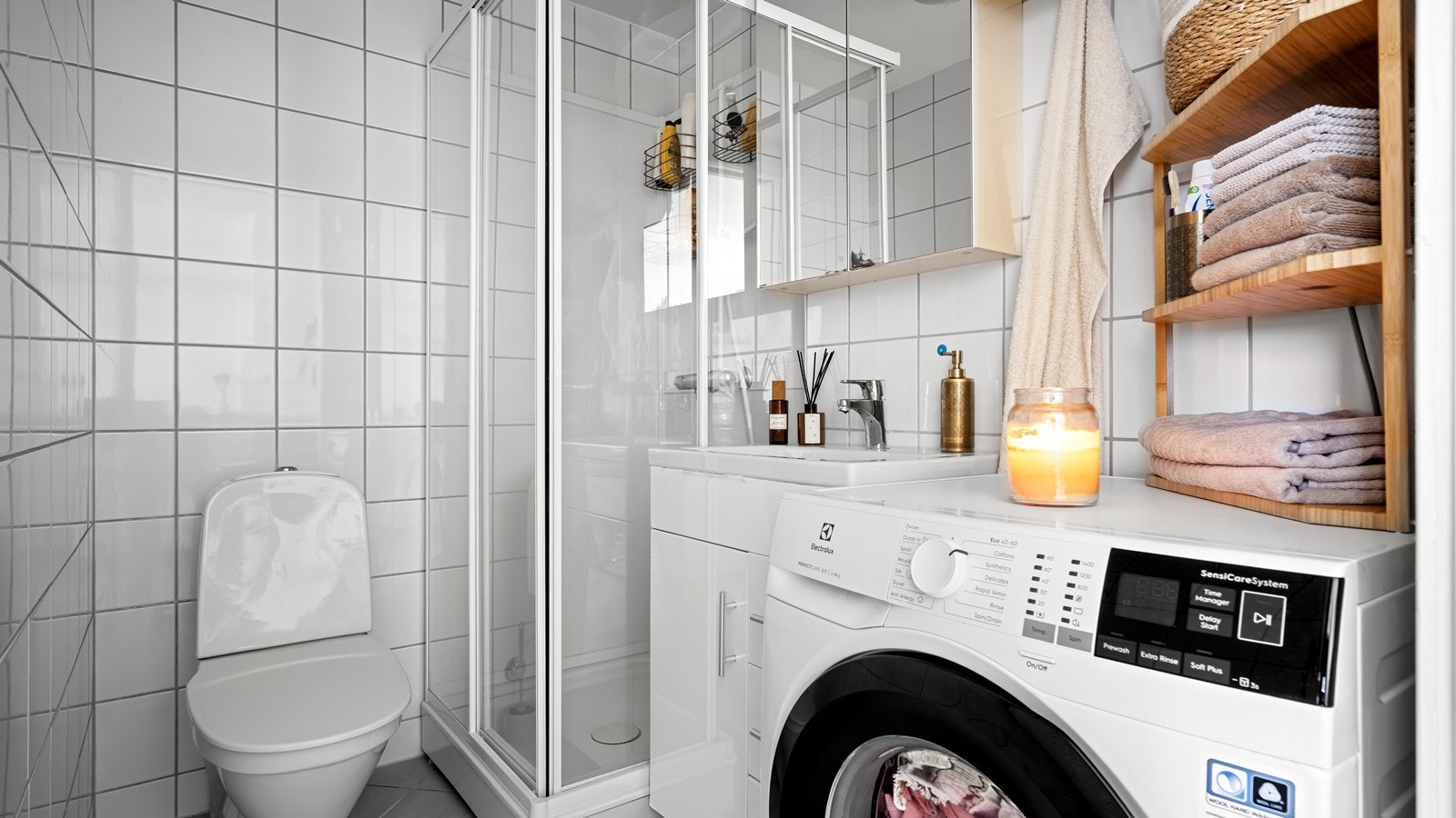 Lyst, flislagt bad med opplegg for vaskemaskin Galleribilde