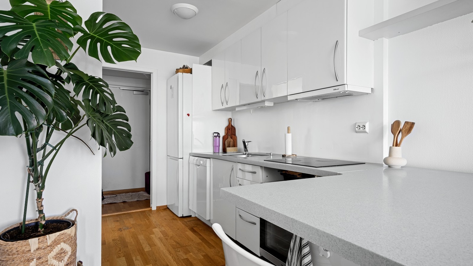 Kjøkkenet har glatte fronter med håndtak, integrert oppvaskmaskin, komfyr og platetopp. Plass til frittstående kjøleskap. Galleribilde