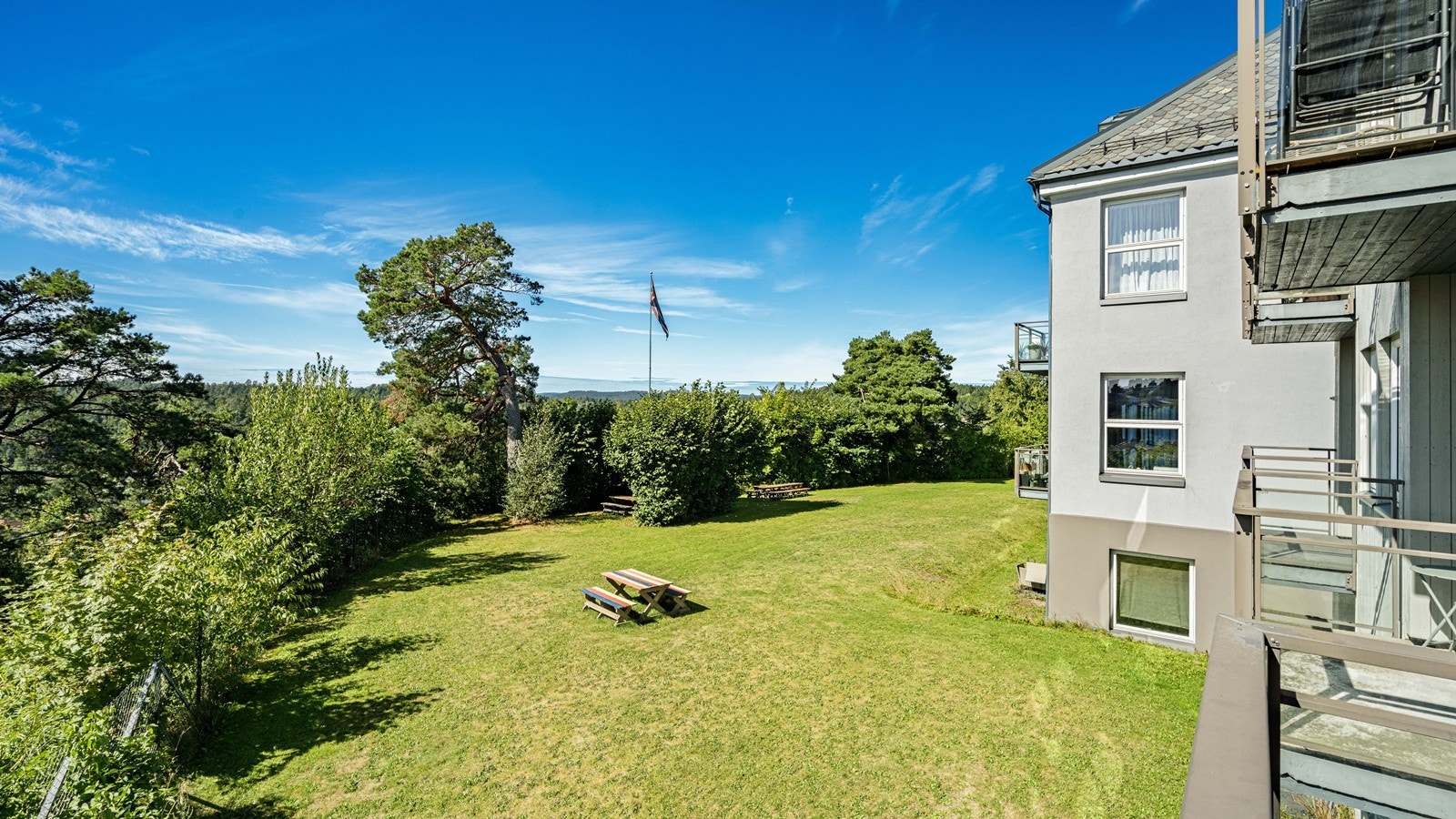 Foran leiligheten er det grøntareal og felles hage for beboere Galleribilde