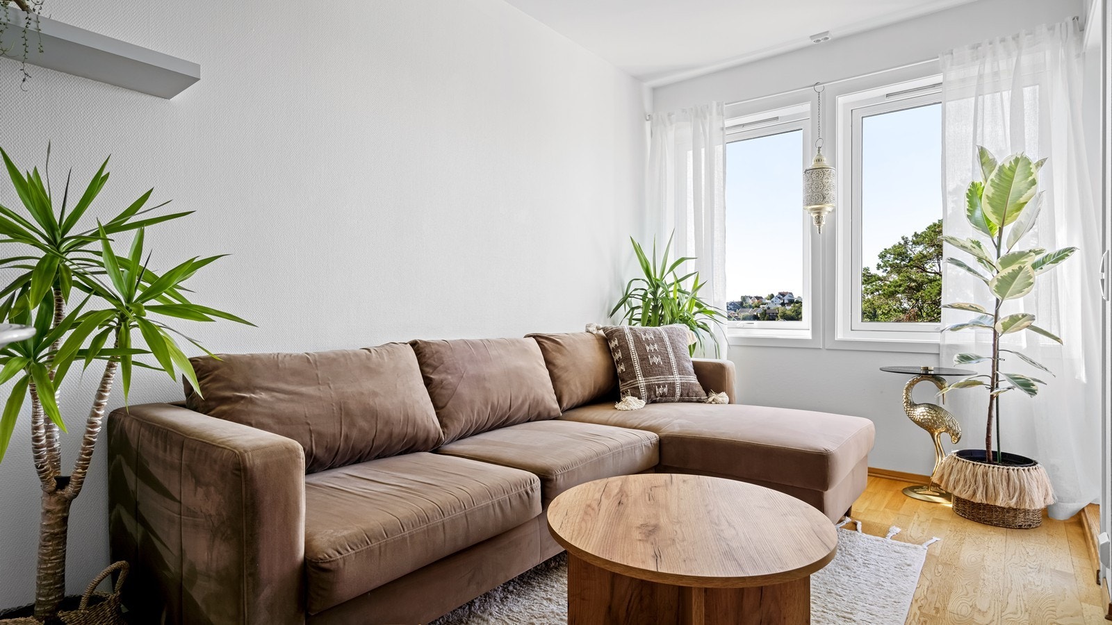 Lyse overflater og store vindusflater som sørger for godt innslipp av naturlig lys i stuen Galleribilde