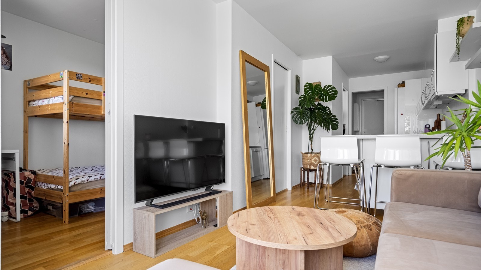 Fra stuen er det adkomst til gjesterommet/ soverom 2 Galleribilde