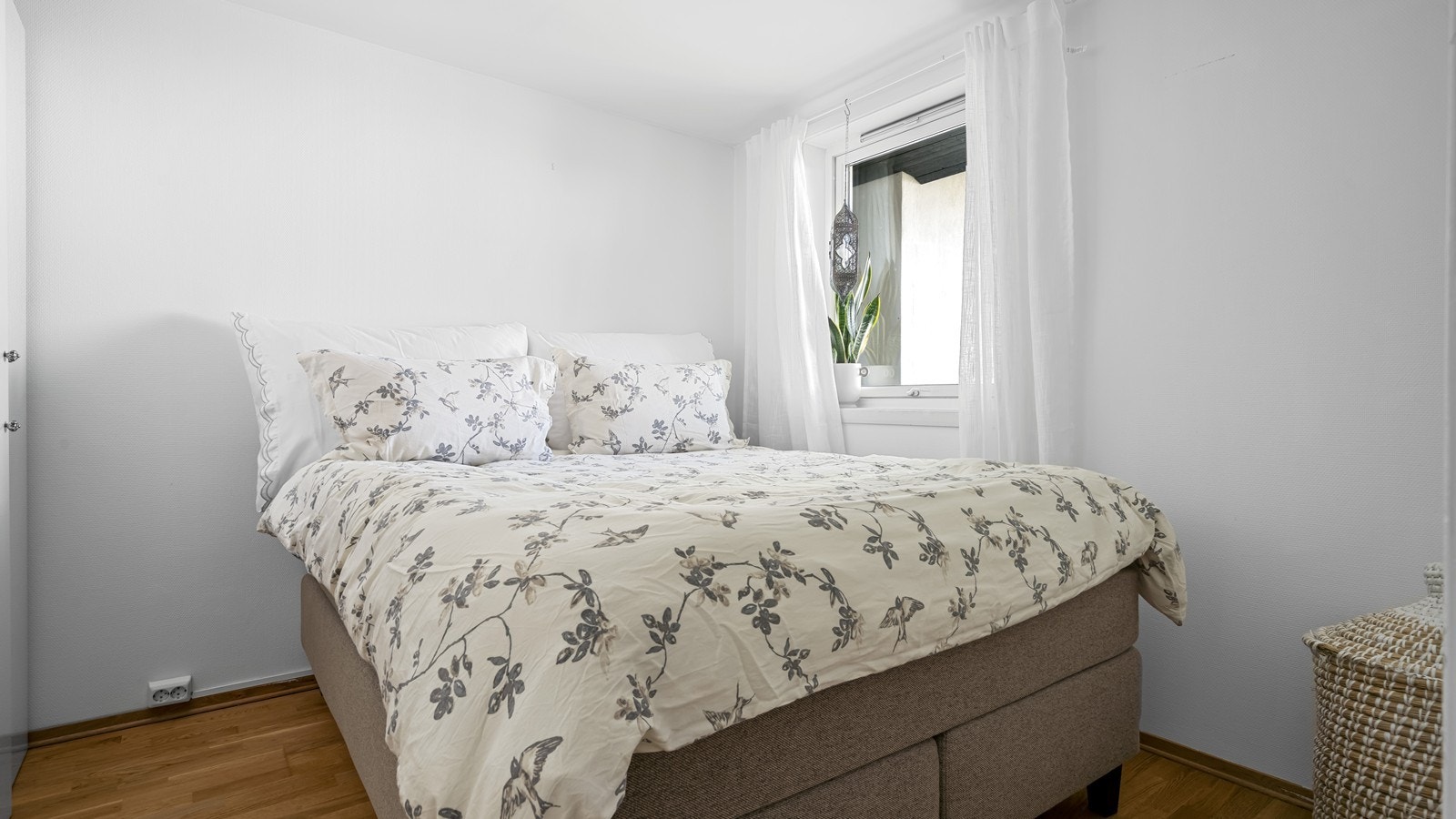 Lyst og fint soverom med plass til dobbeltseng Galleribilde