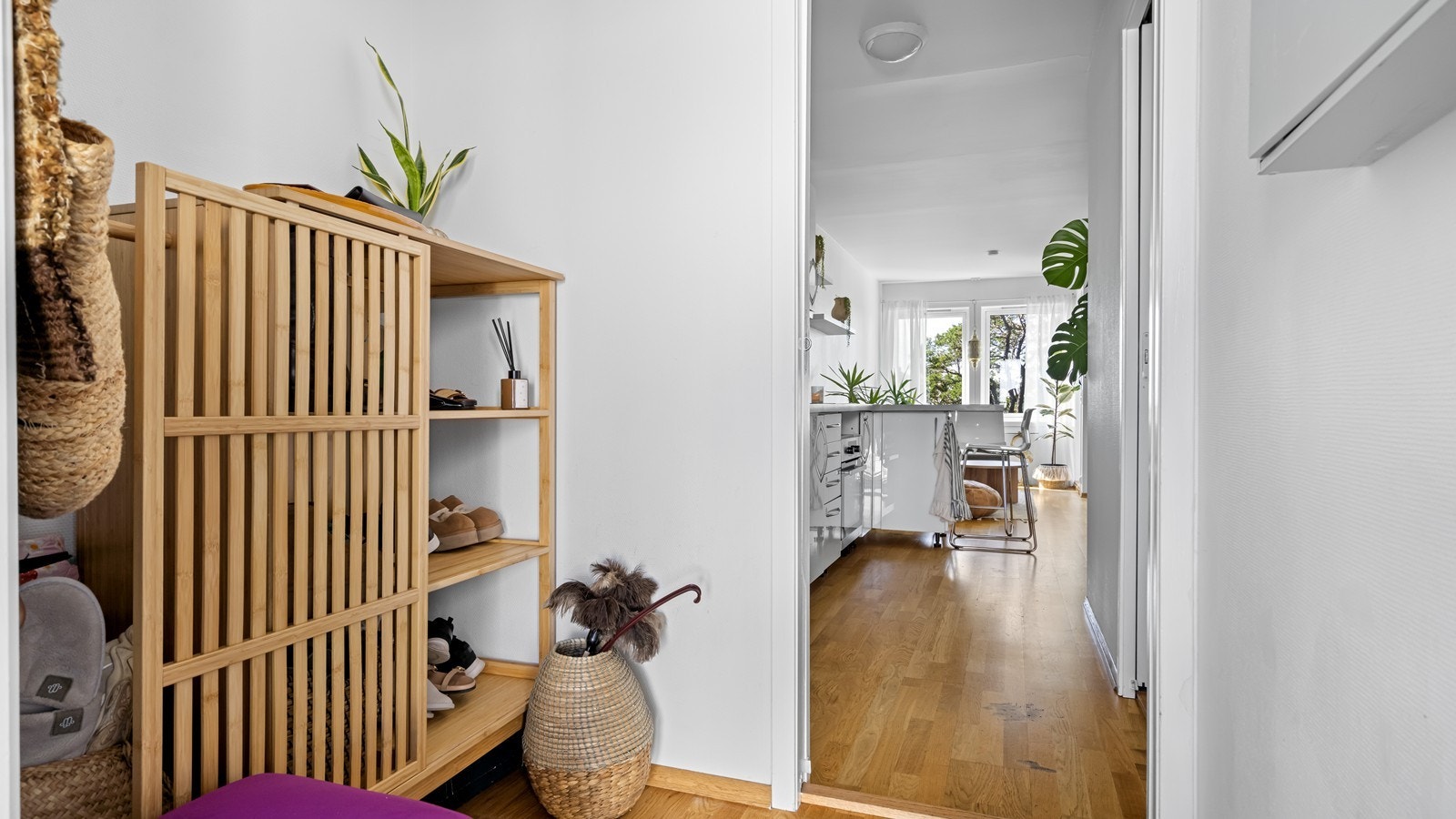 I entréen er det plass til møblement for klesoppbevaring Galleribilde