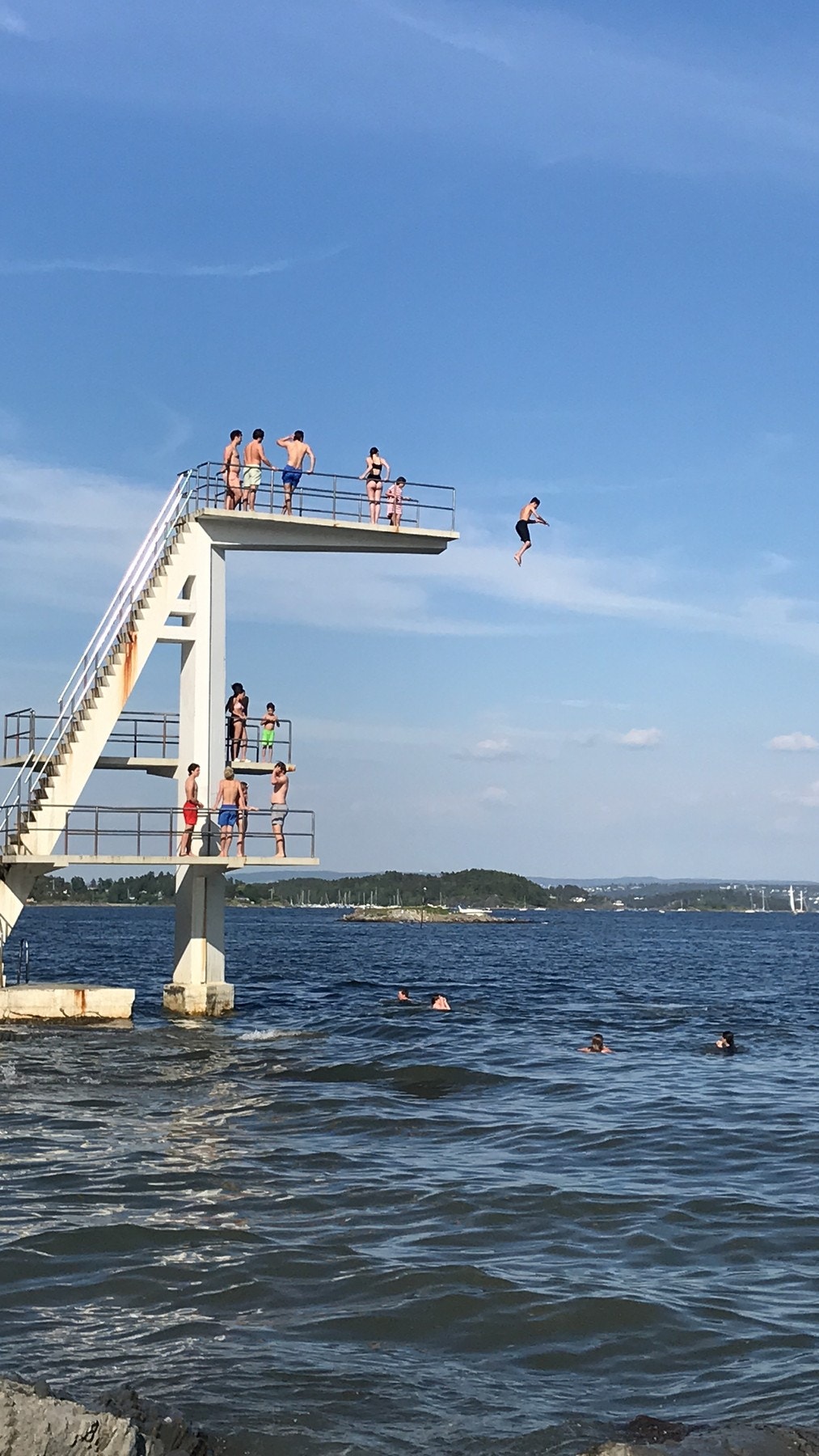 Hvalstrand byr også på populært stupetårn. Galleribilde