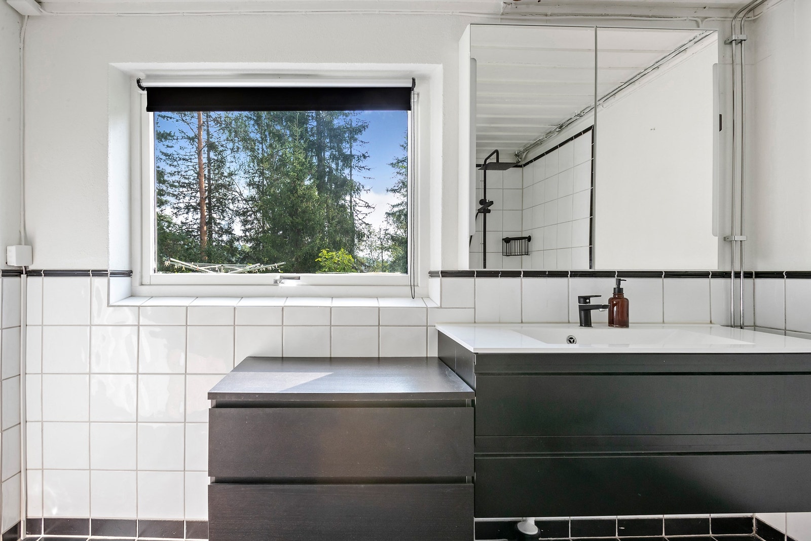 Badet er utstyrt med vegghengt servantinnredning med slette fronter, servant med ett-greps armatur Galleribilde