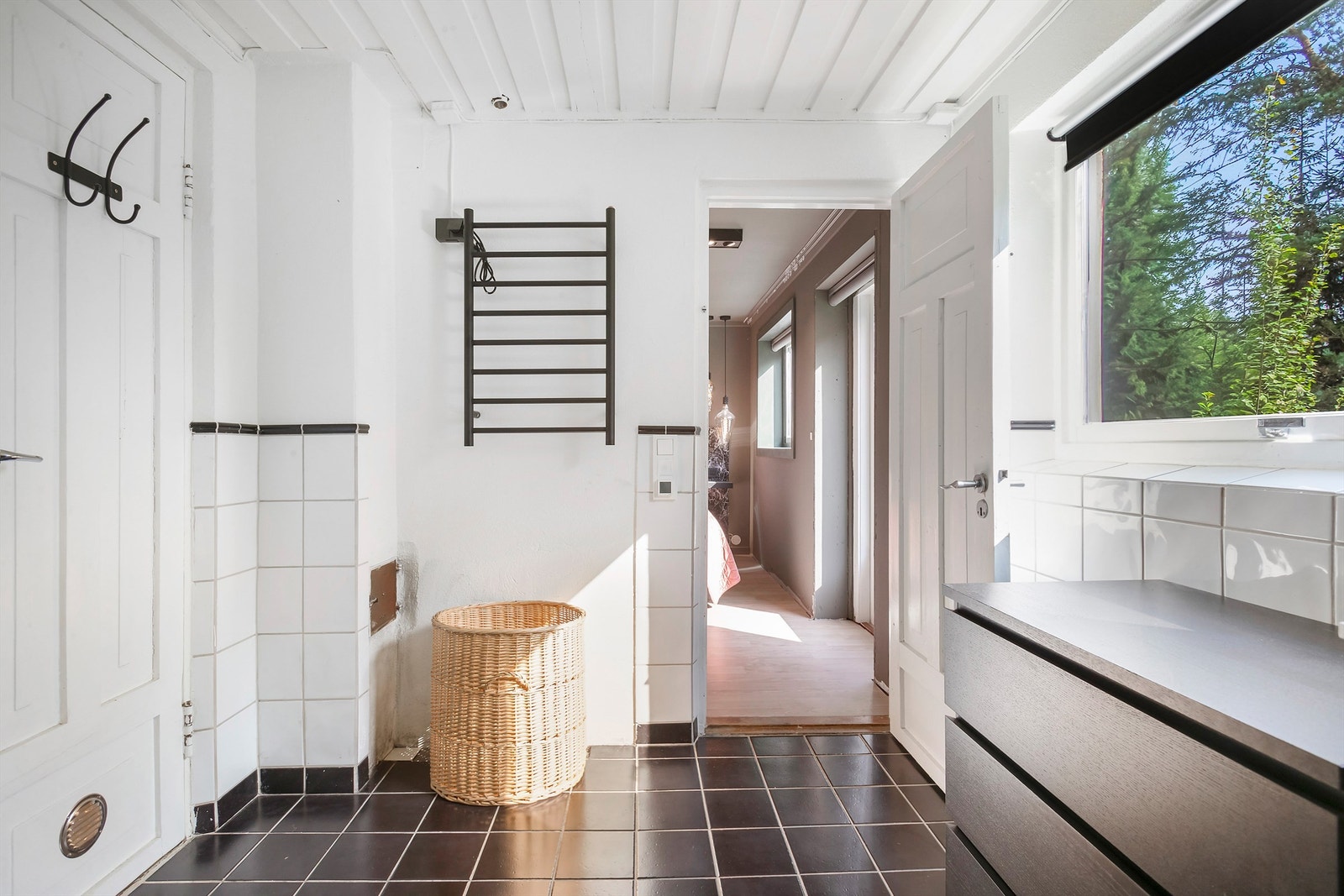 Badet har flislagt gulv med varme, veggflater belagt med fliser, samt vegger i pussede, malte flater Galleribilde
