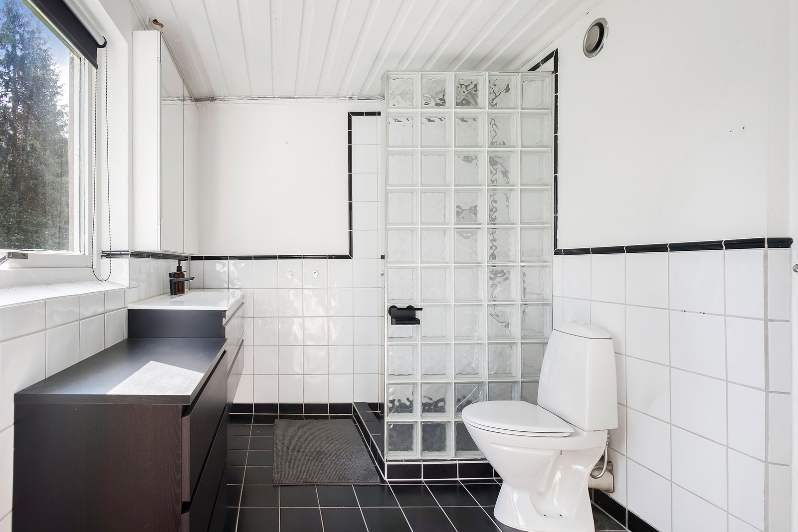 Badet har gulvstående toalett, samt dusjnisje med dusjarmatur tilkoblet hånddusj og regndusj (ikke innredet på originale tegninger) Galleribilde