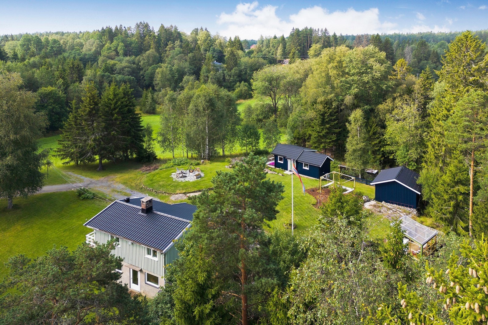 Her bor du helt usjenert - uten innsyn, omgitt av stillhet og natur Galleribilde