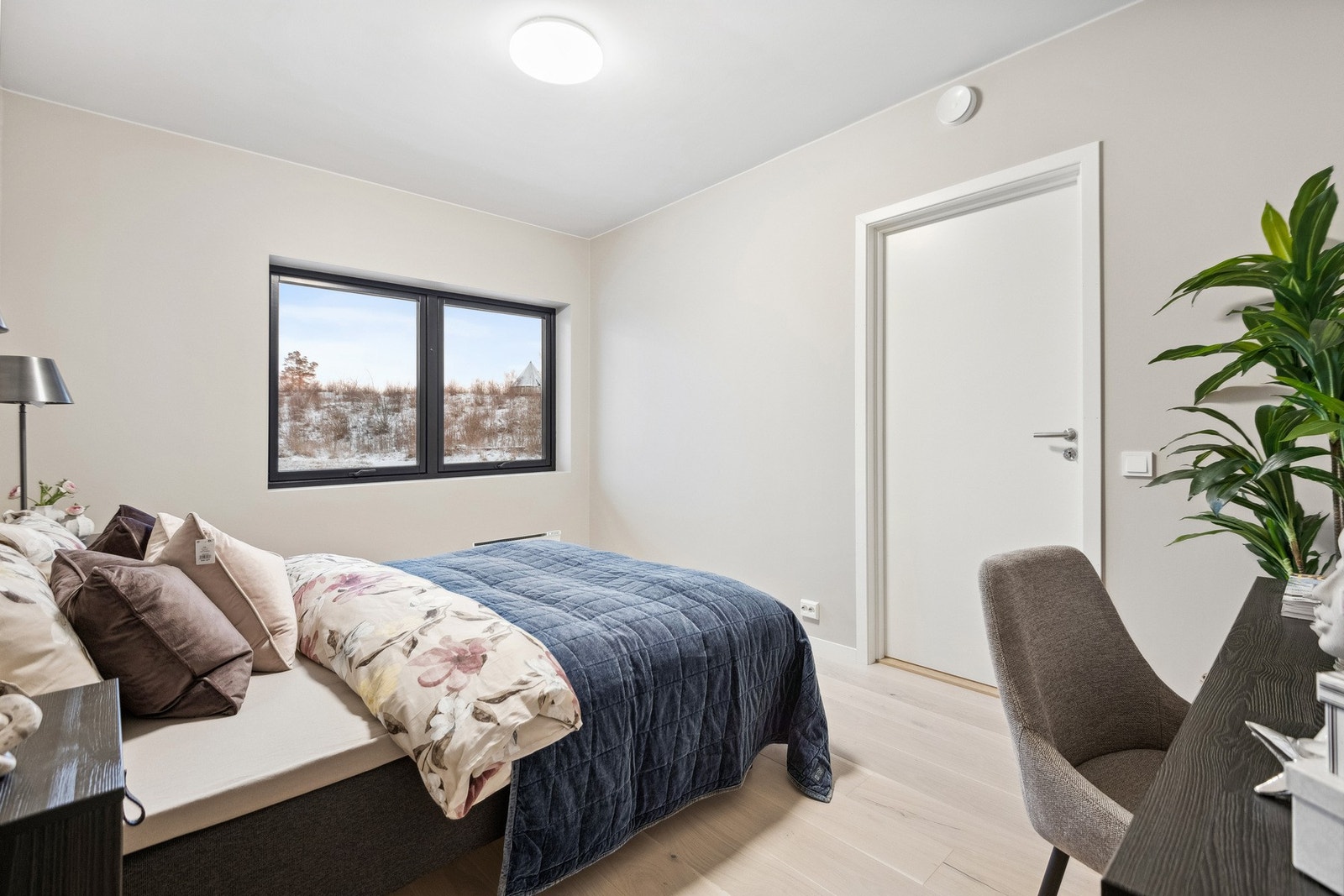 Stort hovedsoverom med utsikt utover landlige omgivelser. Galleribilde