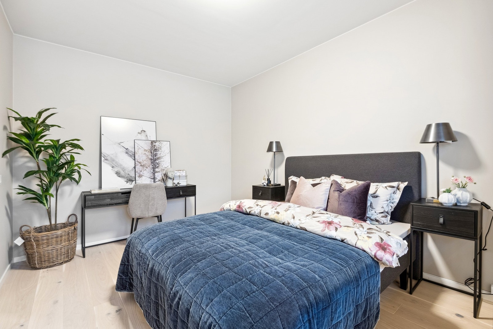 På soverommet er det god plass til en skrivepult eller en skyvedørsgarderobe. Galleribilde