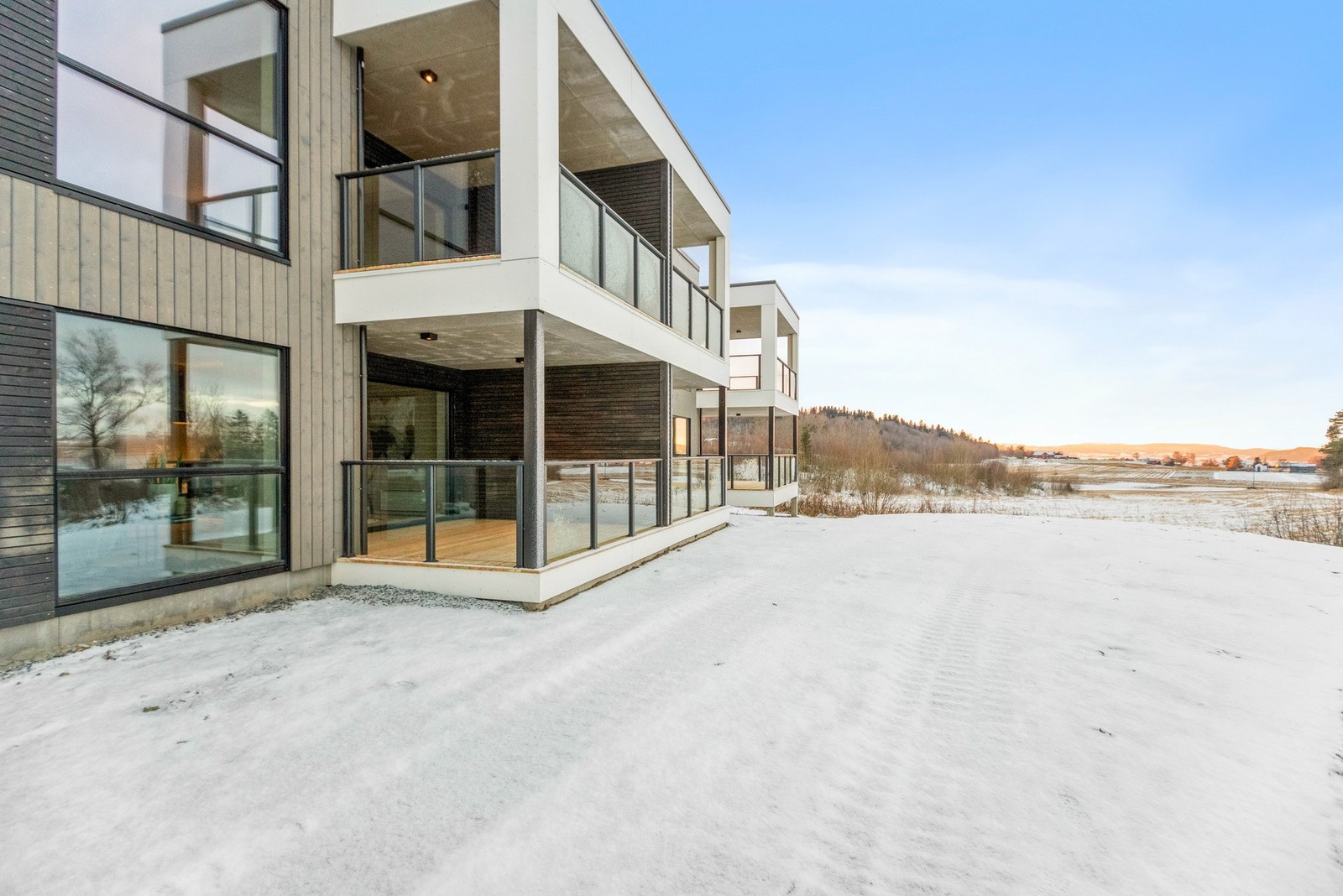 Leilighetsbygget ligger veldig fint til med en kombinasjon av sentralt, landlig, sjøutsikt og svært gode solforhold. Her finner du roen samtidig som butikk, skole og sentrum kun er en kort sykkeltur unna. Galleribilde