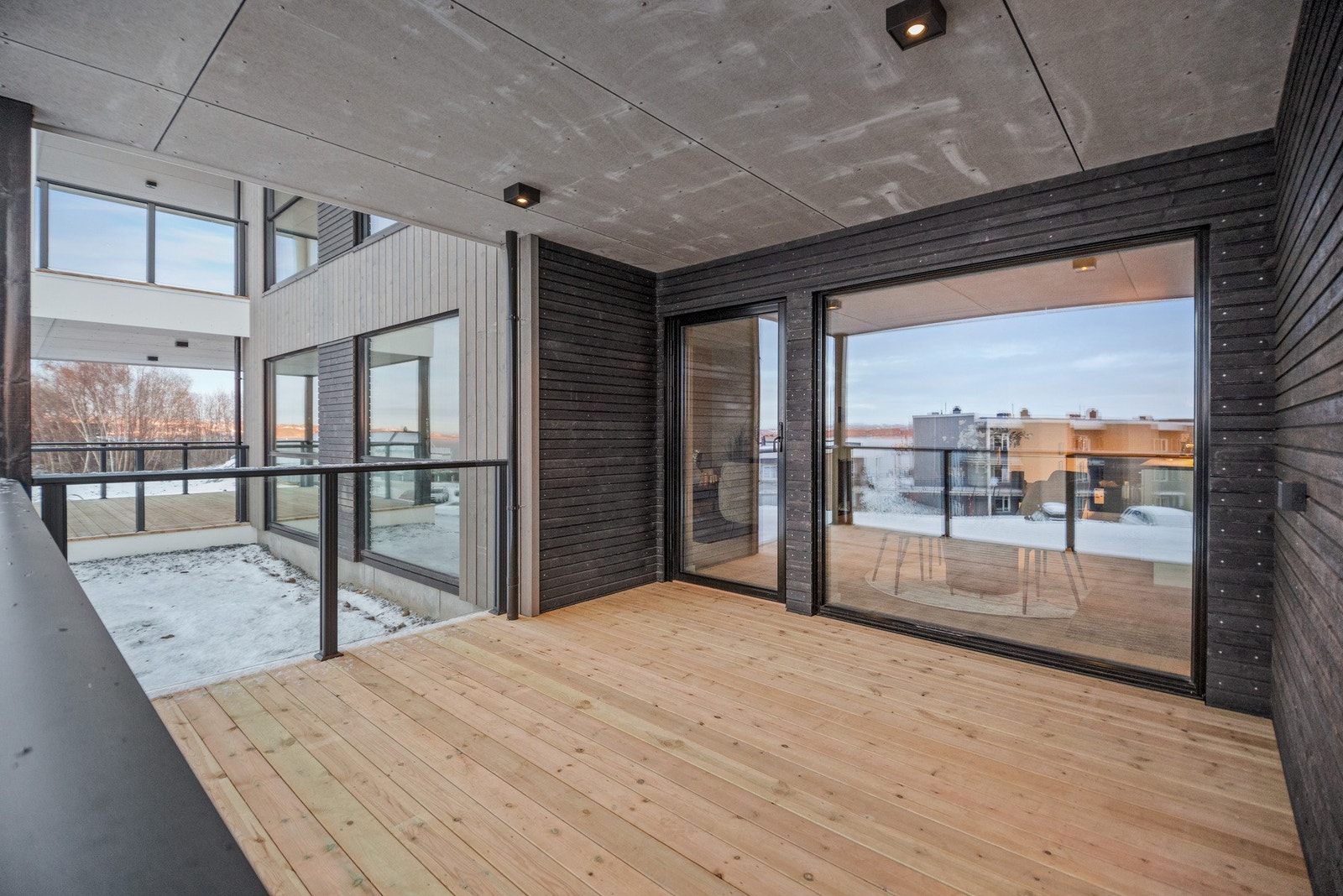 Romslig takoverbygd terrasse med lys i himling. Stikkontakt på vegg til f.eks. terrassevarmer. Galleribilde