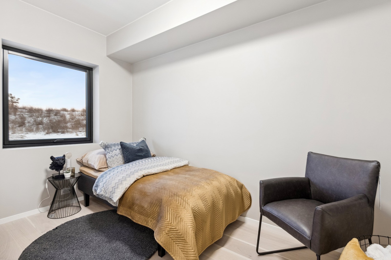 Soverom nr. 2 har også en avslappende utsikt utover landlige omgivelser. Galleribilde