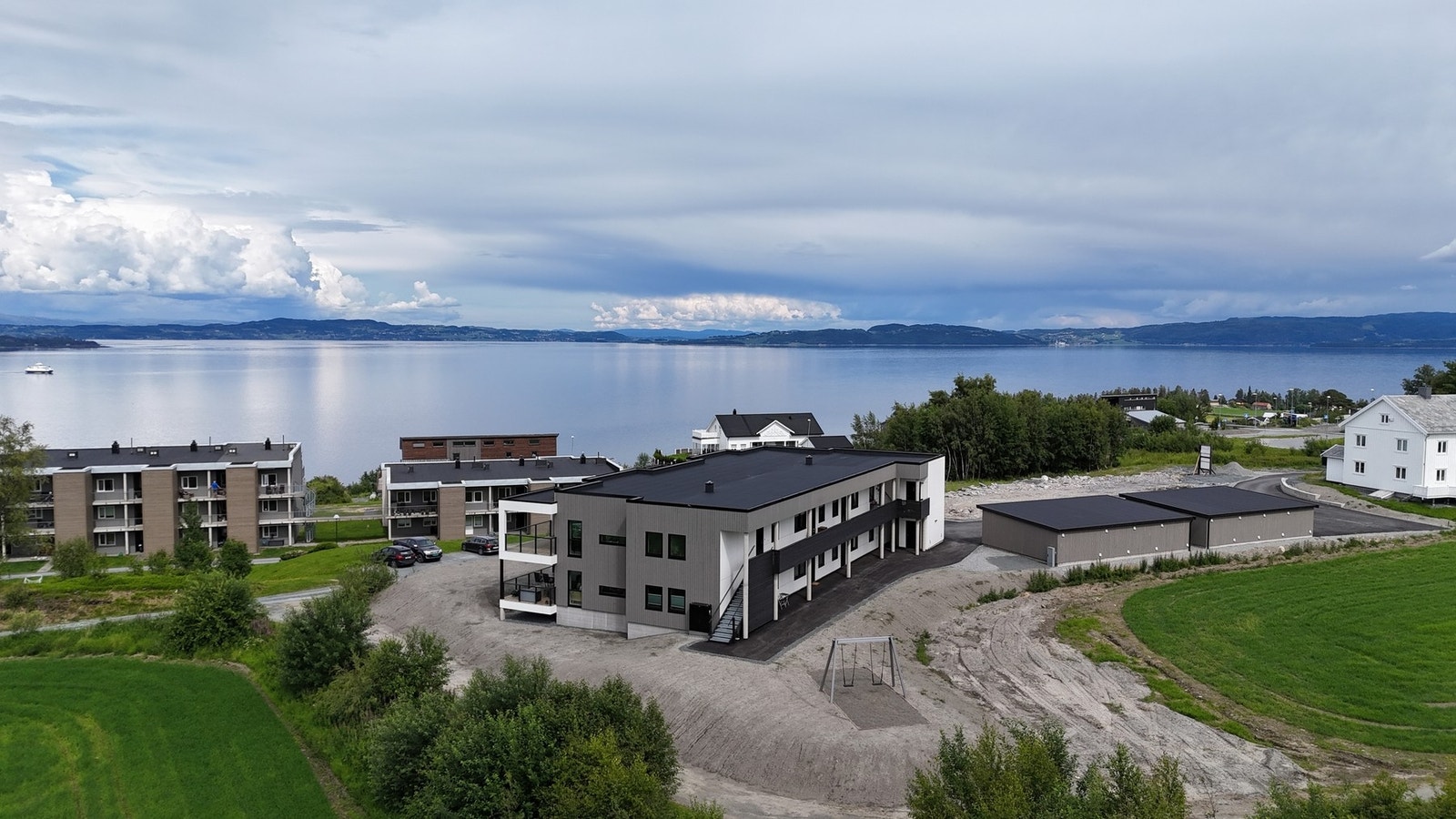 Nyt godt av nydelige solnedganger og landlige omgivelser. Pent opparbeidet uteområde med asfaltert gårdsplass og inngangspartier. Galleribilde